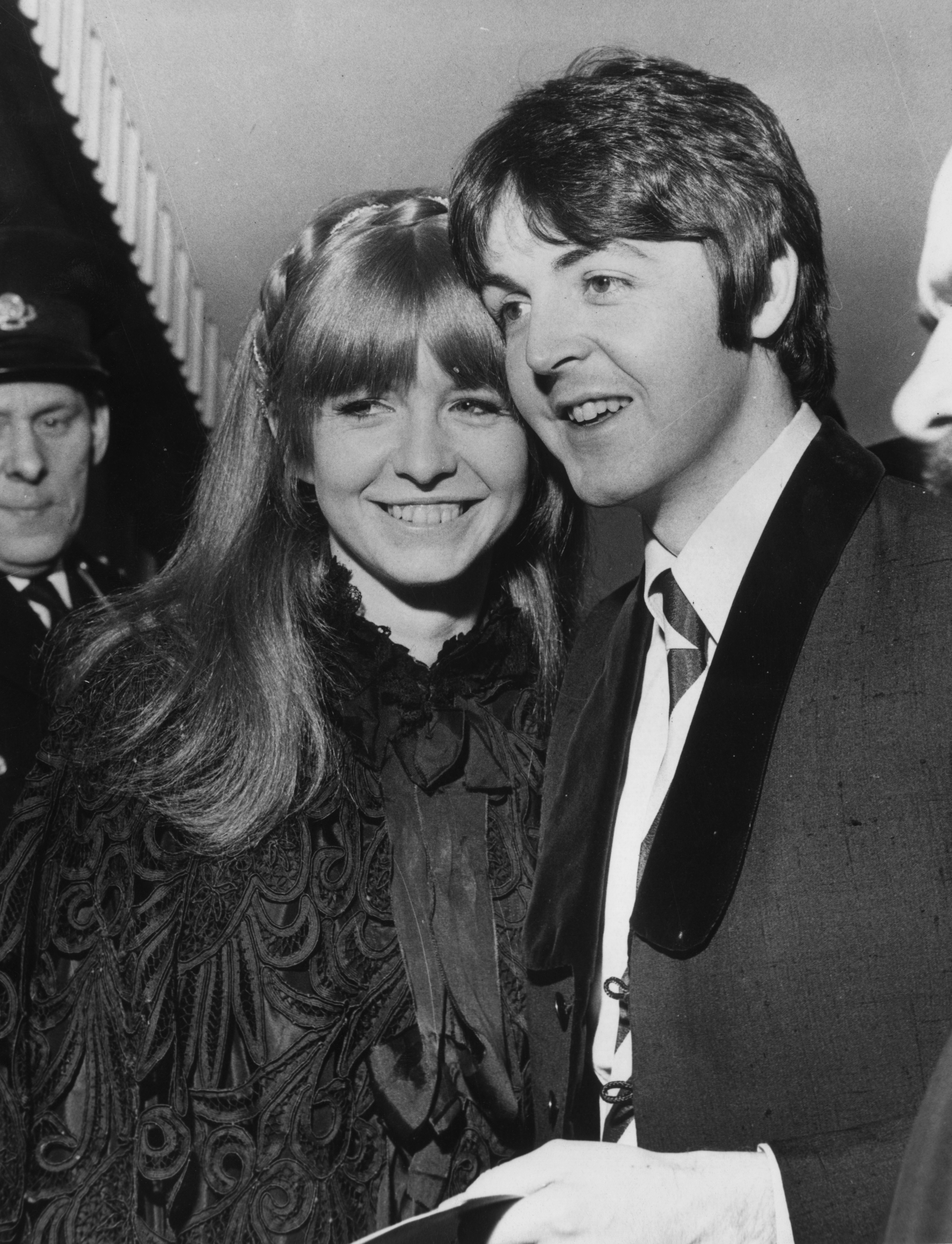 Paul McCartney y Jane Asher asisten al estreno de "Here We Go Round the Mulberry Bush" en el London Pavilion el 5 de enero de 1968 | Fuente: Getty Images