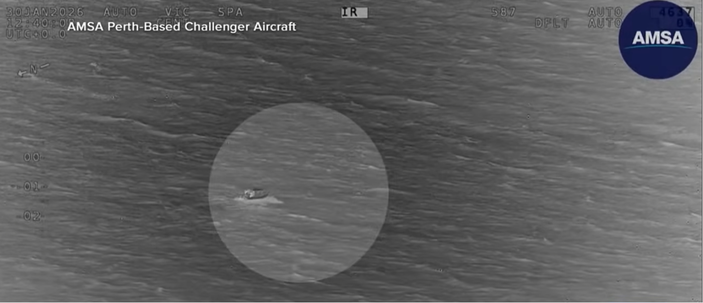 Toma aérea de la embarcación en la que se encontraban la madre y los hermanos de Austin Applebee mar adentro | Fuente: YouTube/ABC News