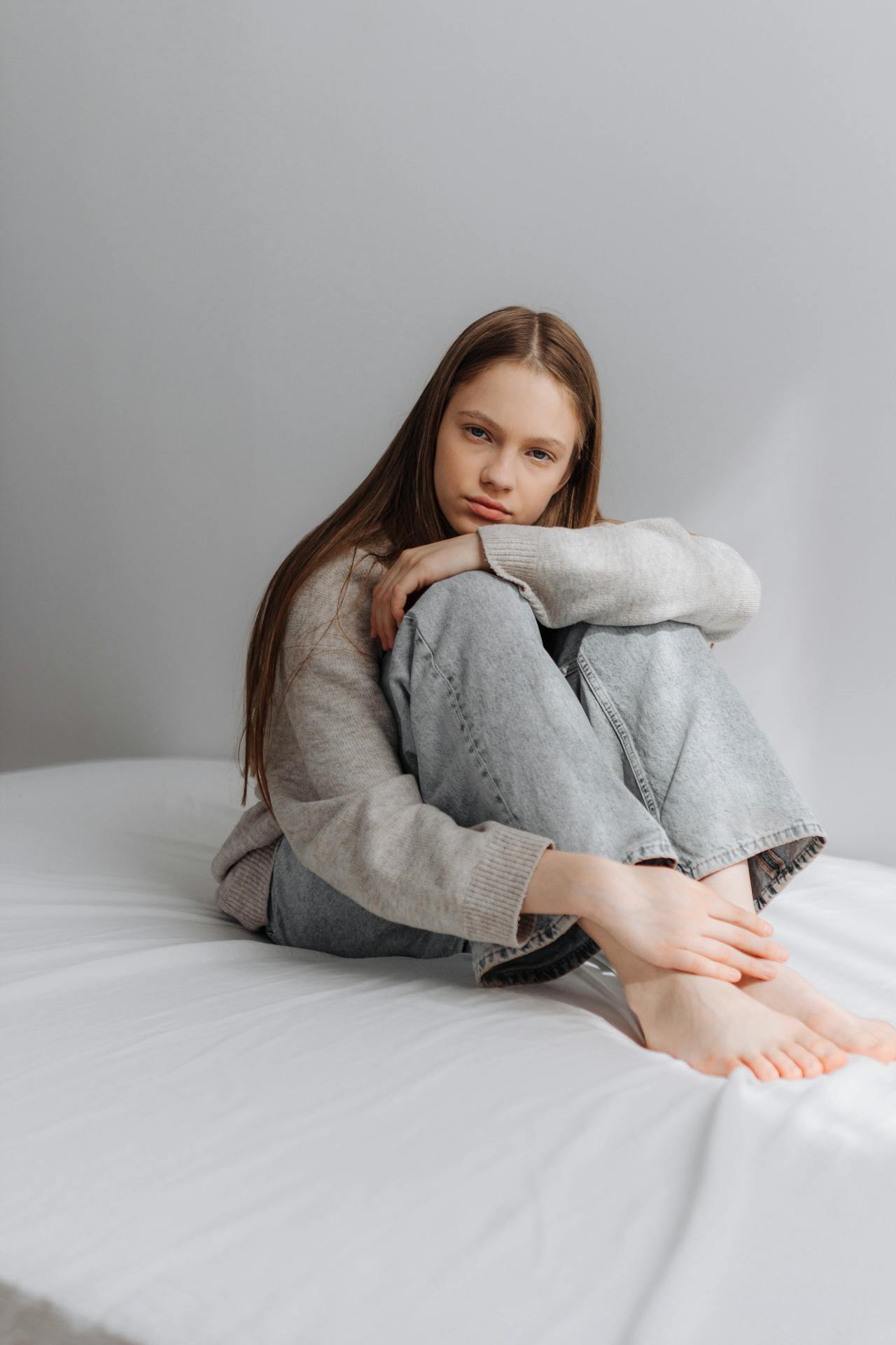 Una adolescente con una sonrisa frágil | Fuente: Pexels