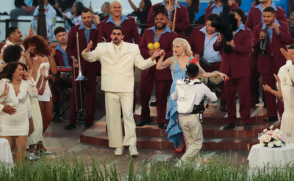 La cantautora estadounidense Lady Gaga y el cantante puertorriqueño Bad Bunny se presentan durante el show de medio tiempo de Apple Music del Super Bowl LX entre los Patriots y los Seahawks, en el Levi’s Stadium de Santa Clara, California, el 8 de febrero de 2026 | Fuente: Getty Images