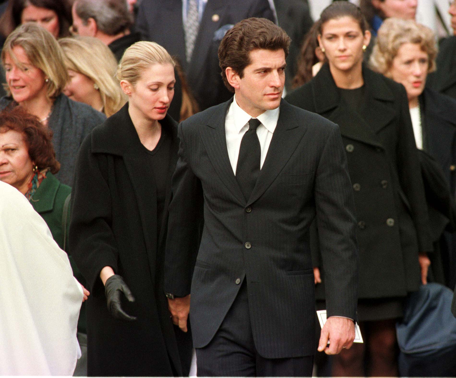 Carolyn Bessette y John F. Kennedy Jr. tras el funeral de Michael Kennedy en 1998 en Boston, Massachusetts | Fuente: Getty Images