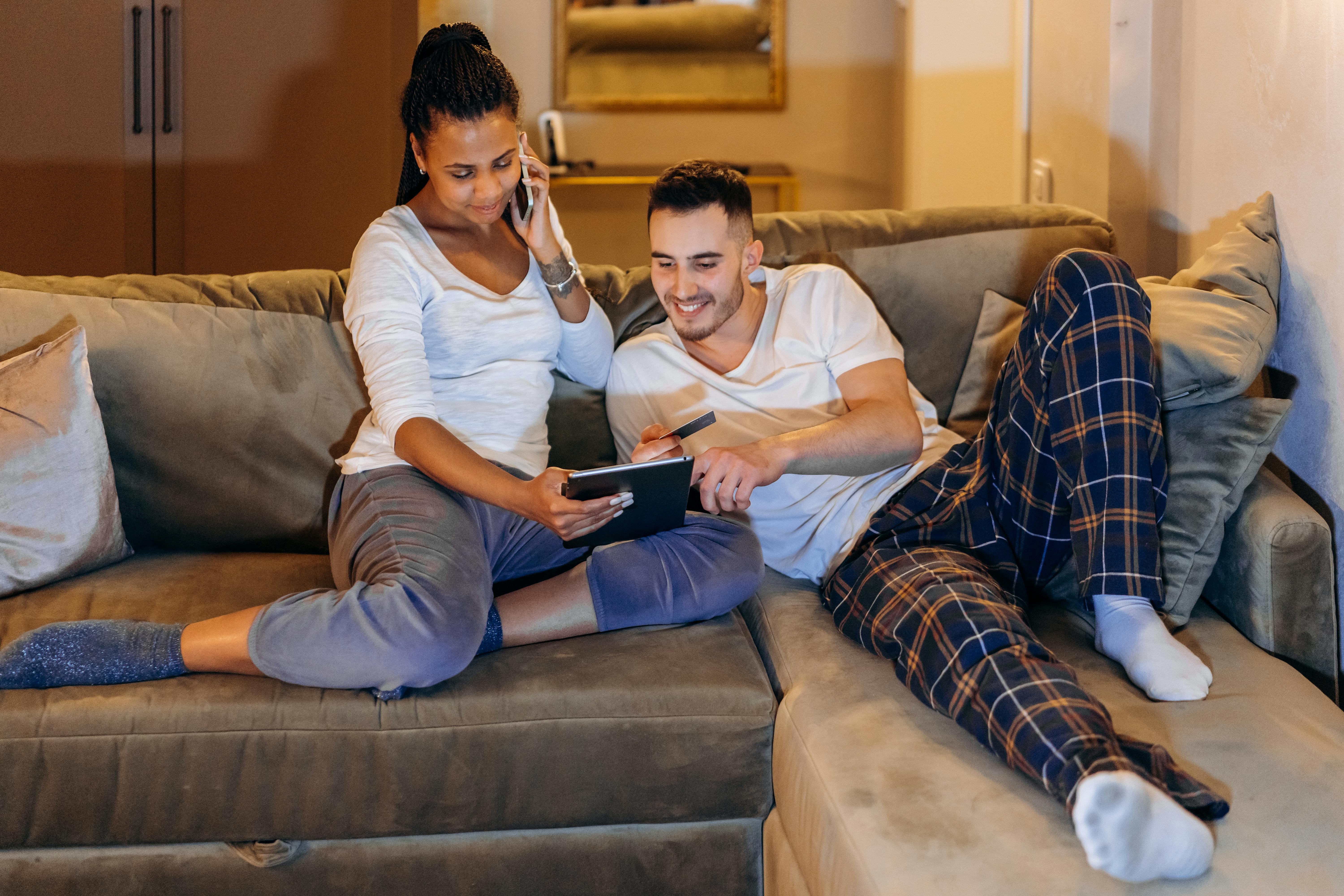 Pareja sentada en un sofá | Fuente: Pexels