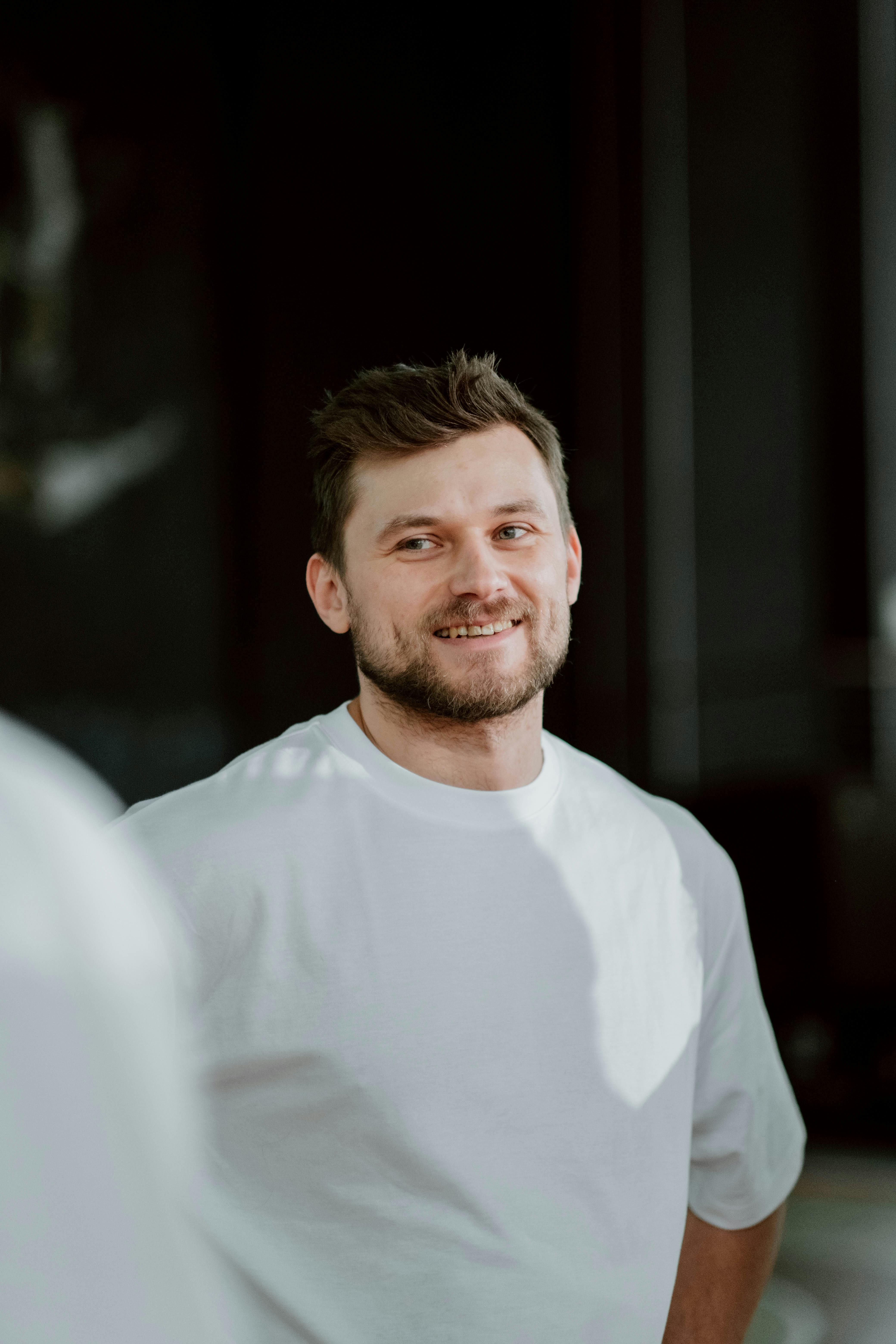 Un hombre sonriendo | Fuente: Pexels
