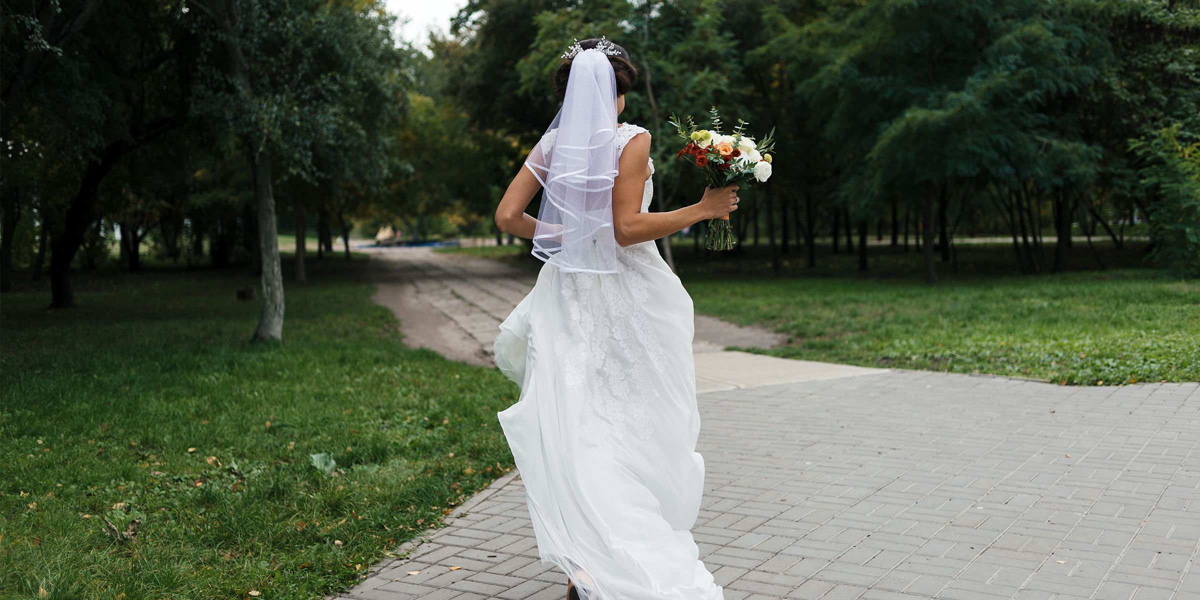 Una novia corriendo por un camino | Fuente: Shutterstock