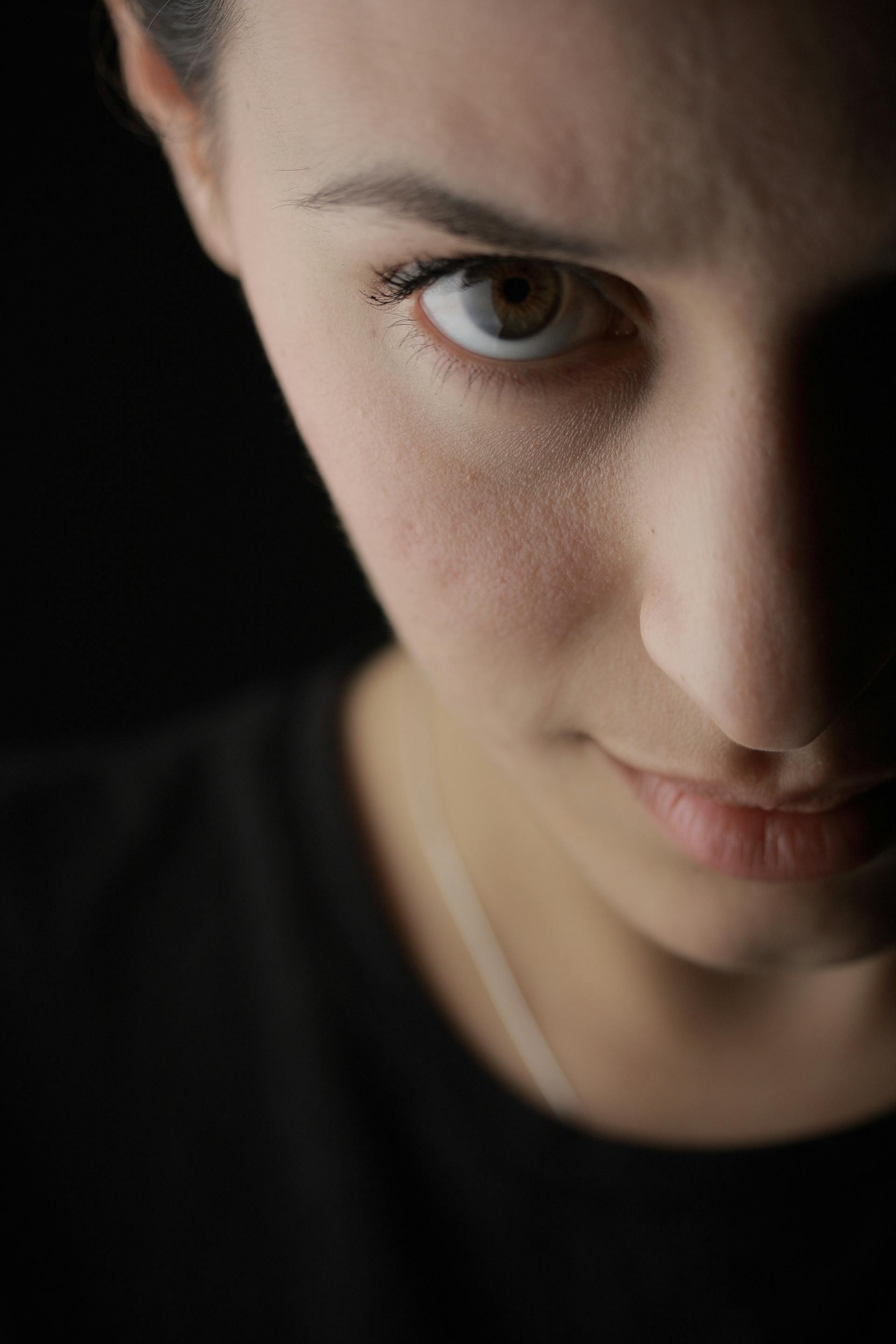 Una mujer mirando a alguien | Fuente: Pexels