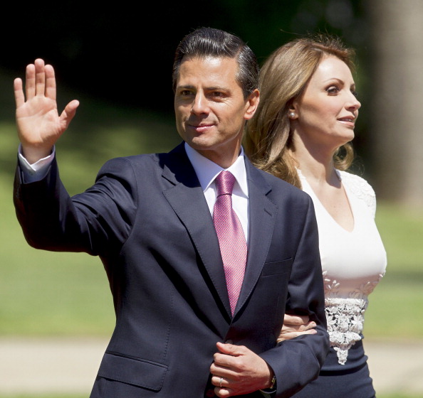 El presidente de México, Enrique Peña Nieto (izquierda), junto a su esposa Angélica Rivera, saluda a la prensa en Viña del Mar, Chile, el 11 de marzo de 2014 | Fuente: Getty Images