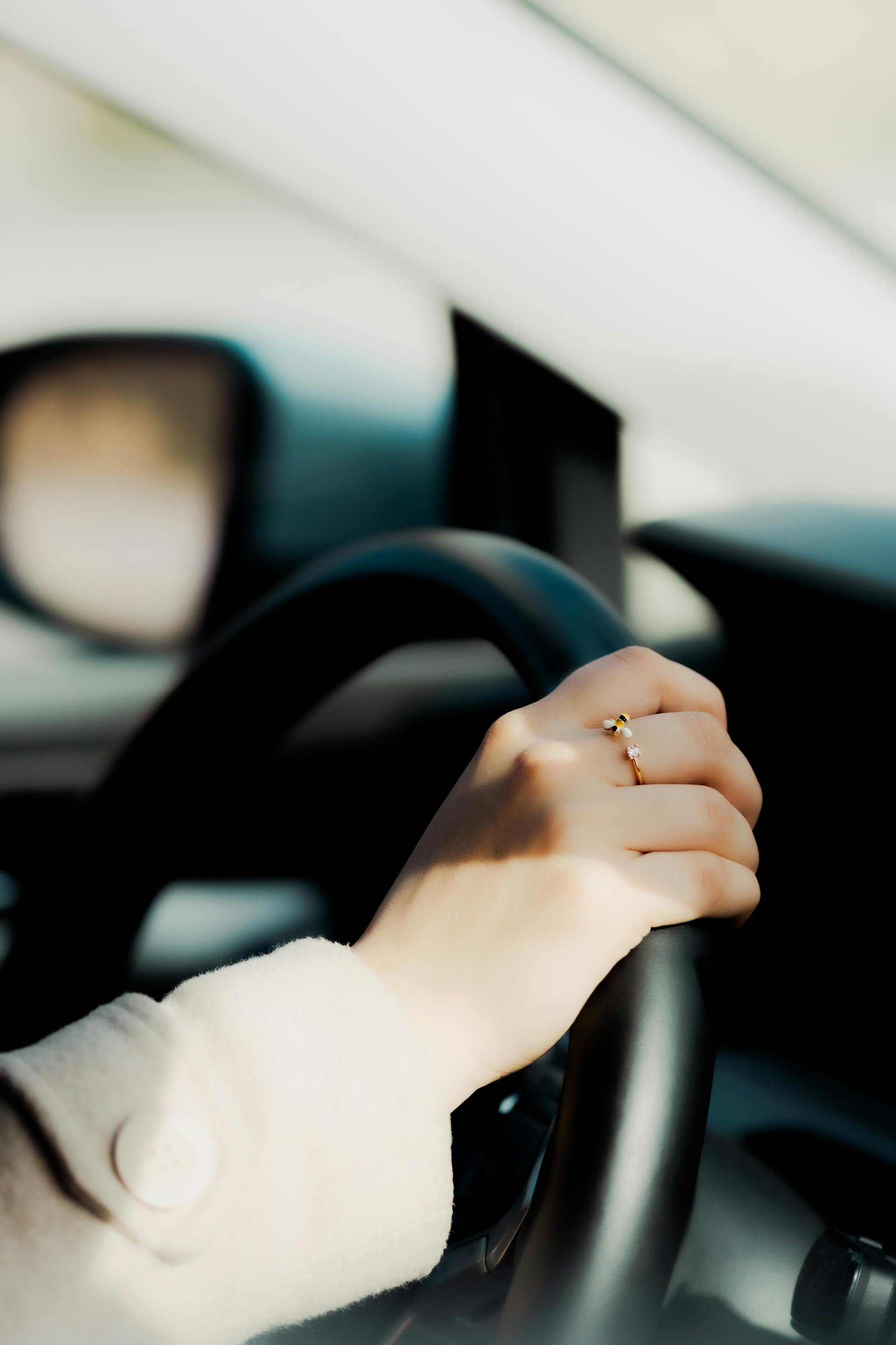 Una mujer volviendo a casa en auto | Fuente: Pexels