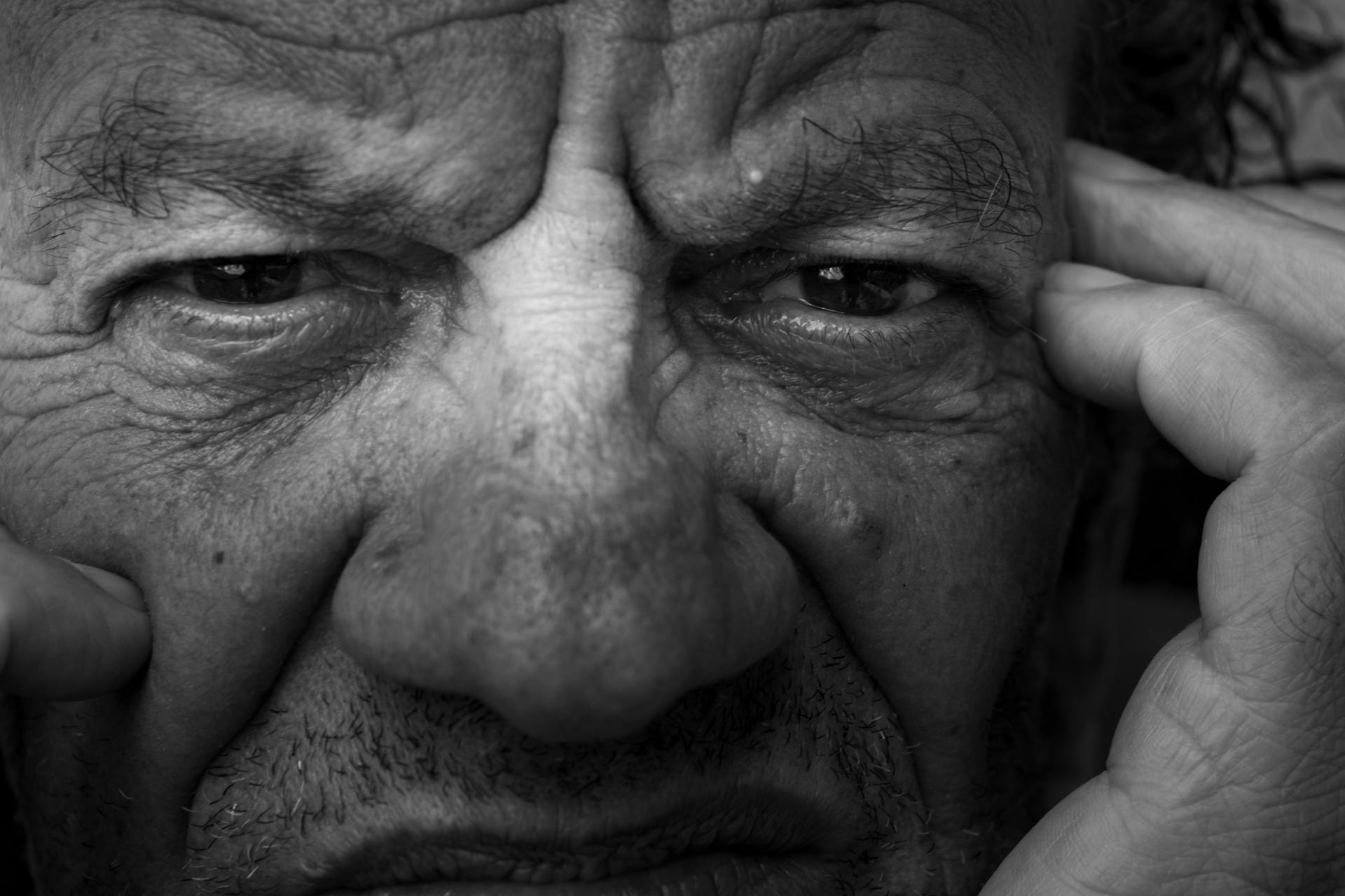 Primer plano de la cara de un hombre enfadado | Fuente: Pexels