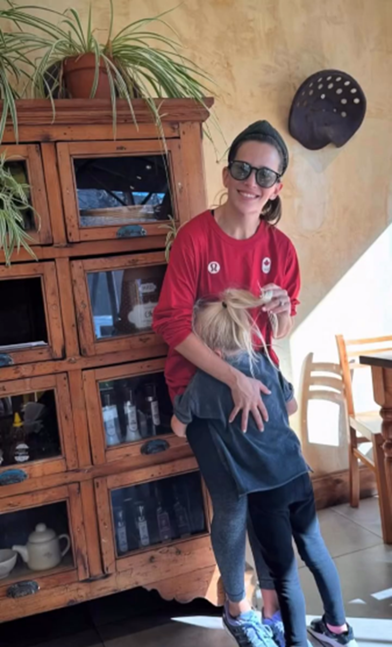 Luisana Lopilato abrazando a su hija Vida en una residencia de estilo rústico | Fuente: Instagram/michaelbuble