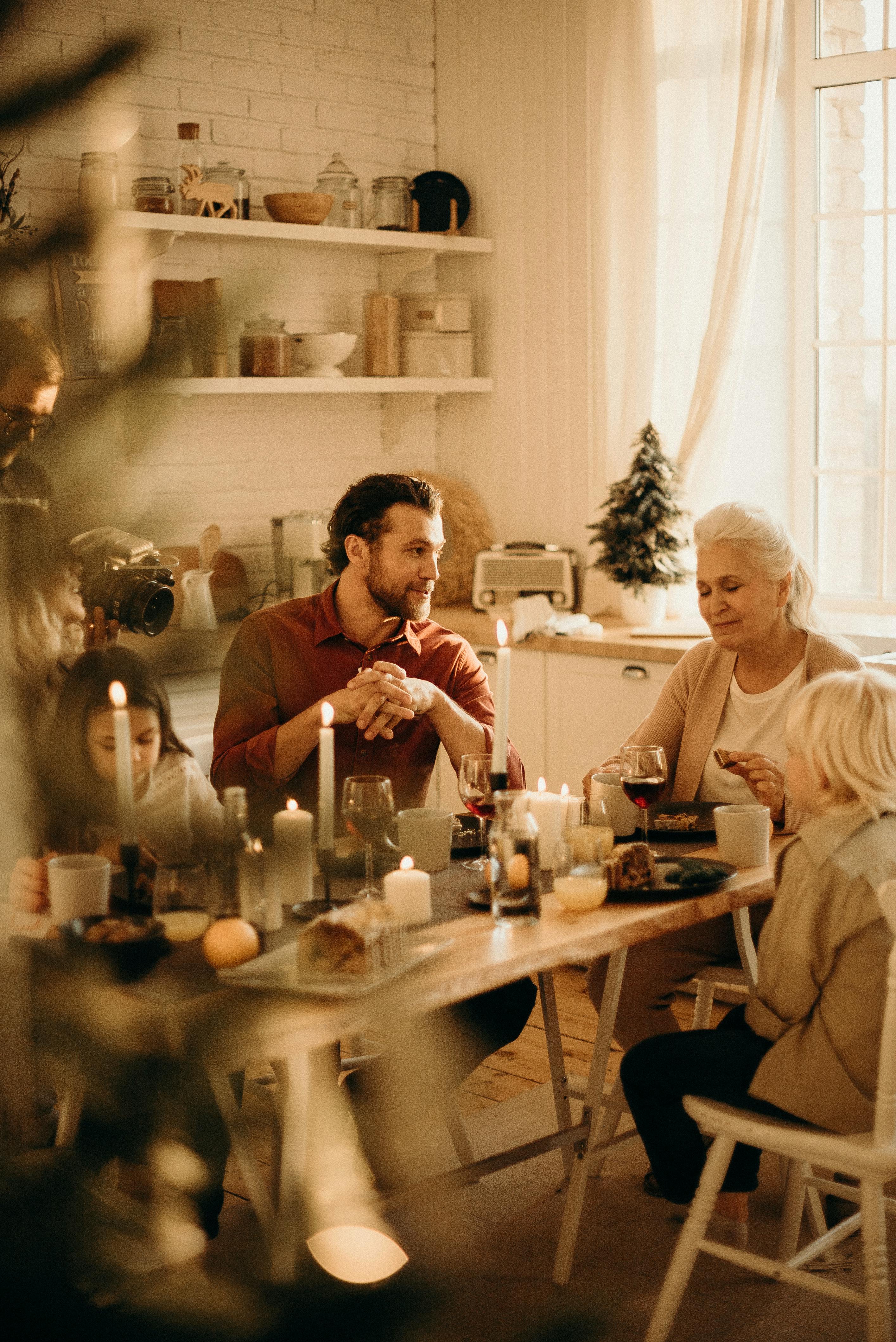 Gente sentada alrededor de una mesa | Fuente: Pexels