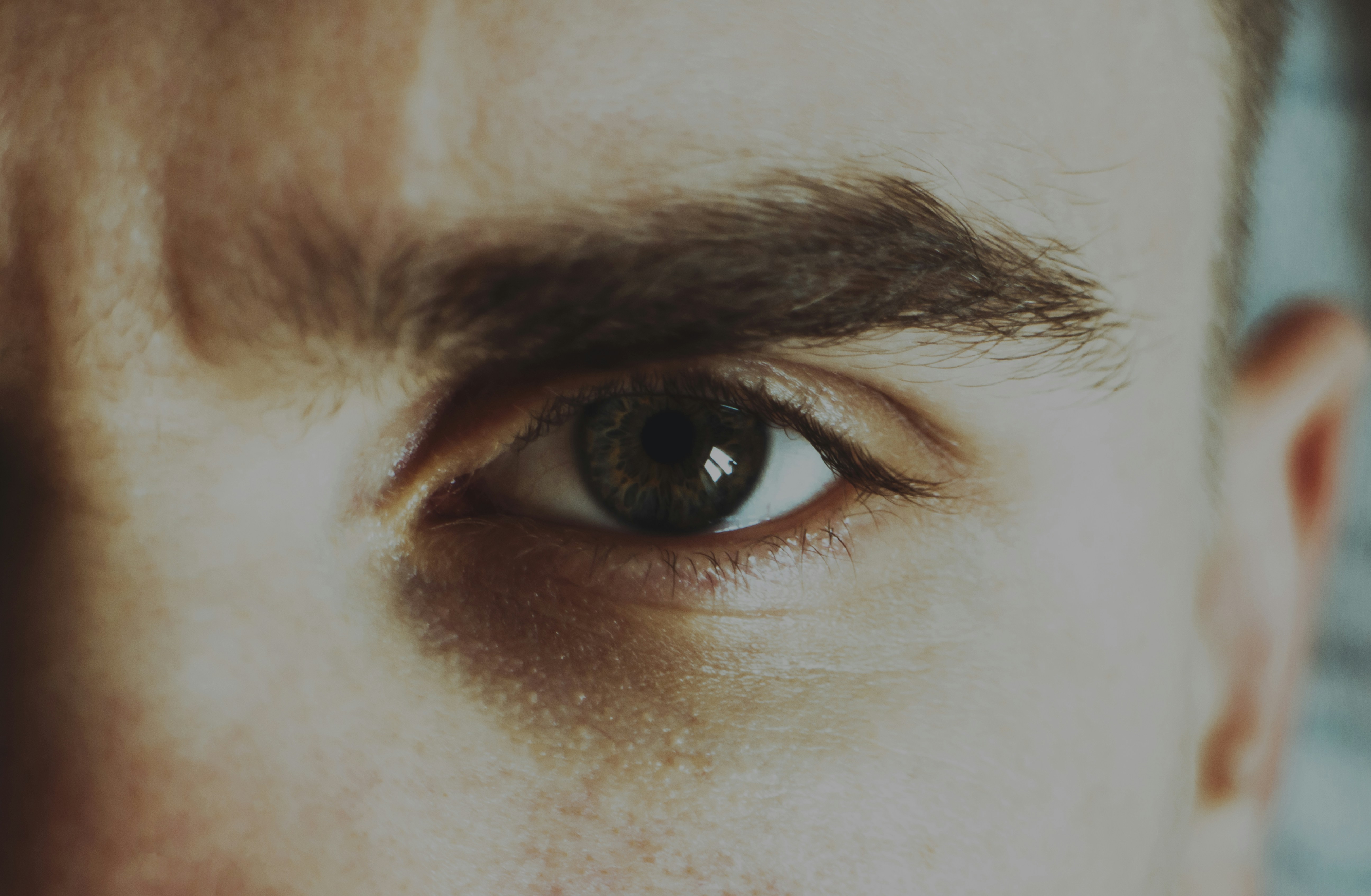 Primer plano del ojo de un hombre enfadado | Fuente: Unsplash