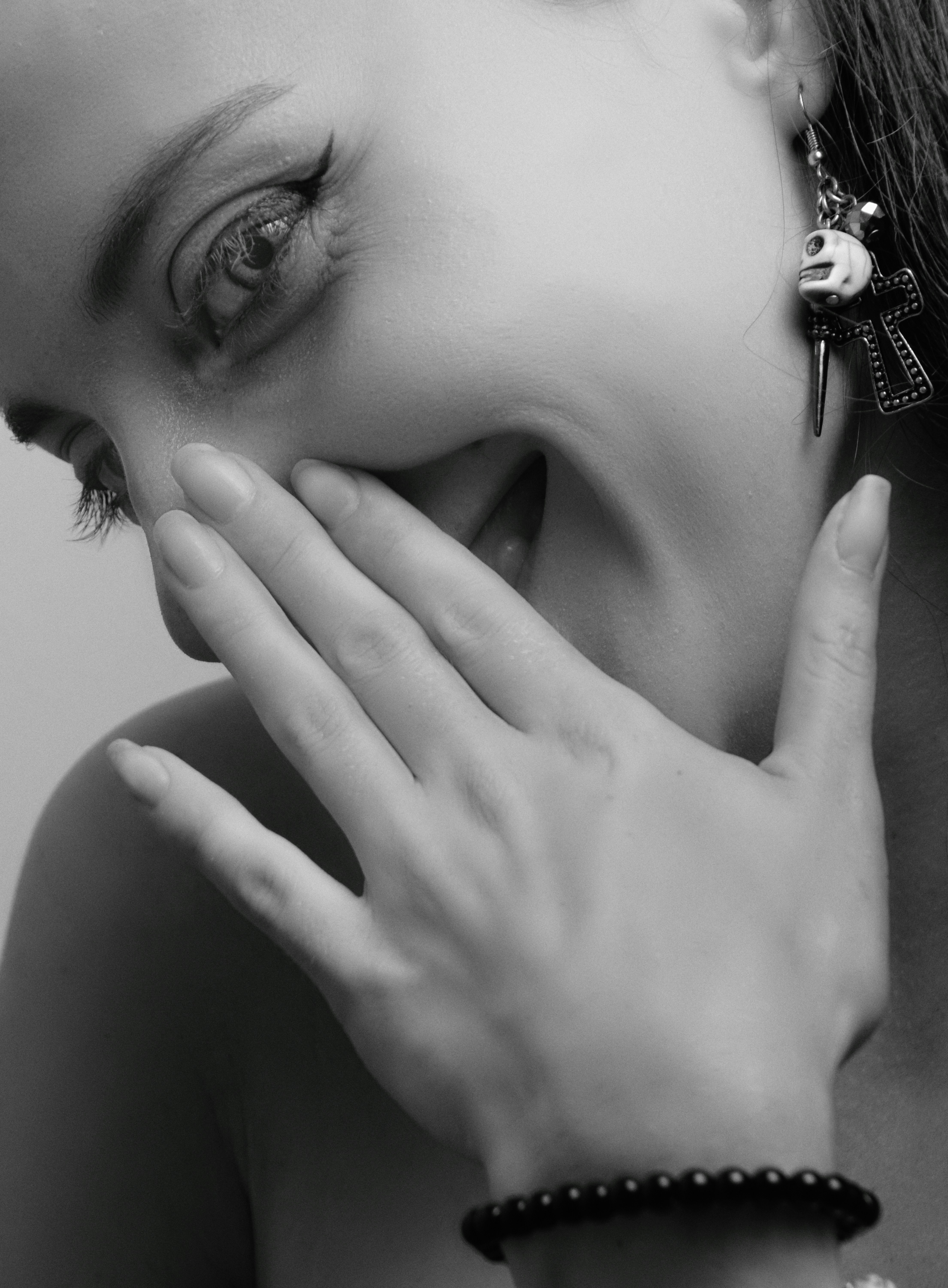 Una mujer riéndose con la mano cerca de la boca | Fuente: Unsplash