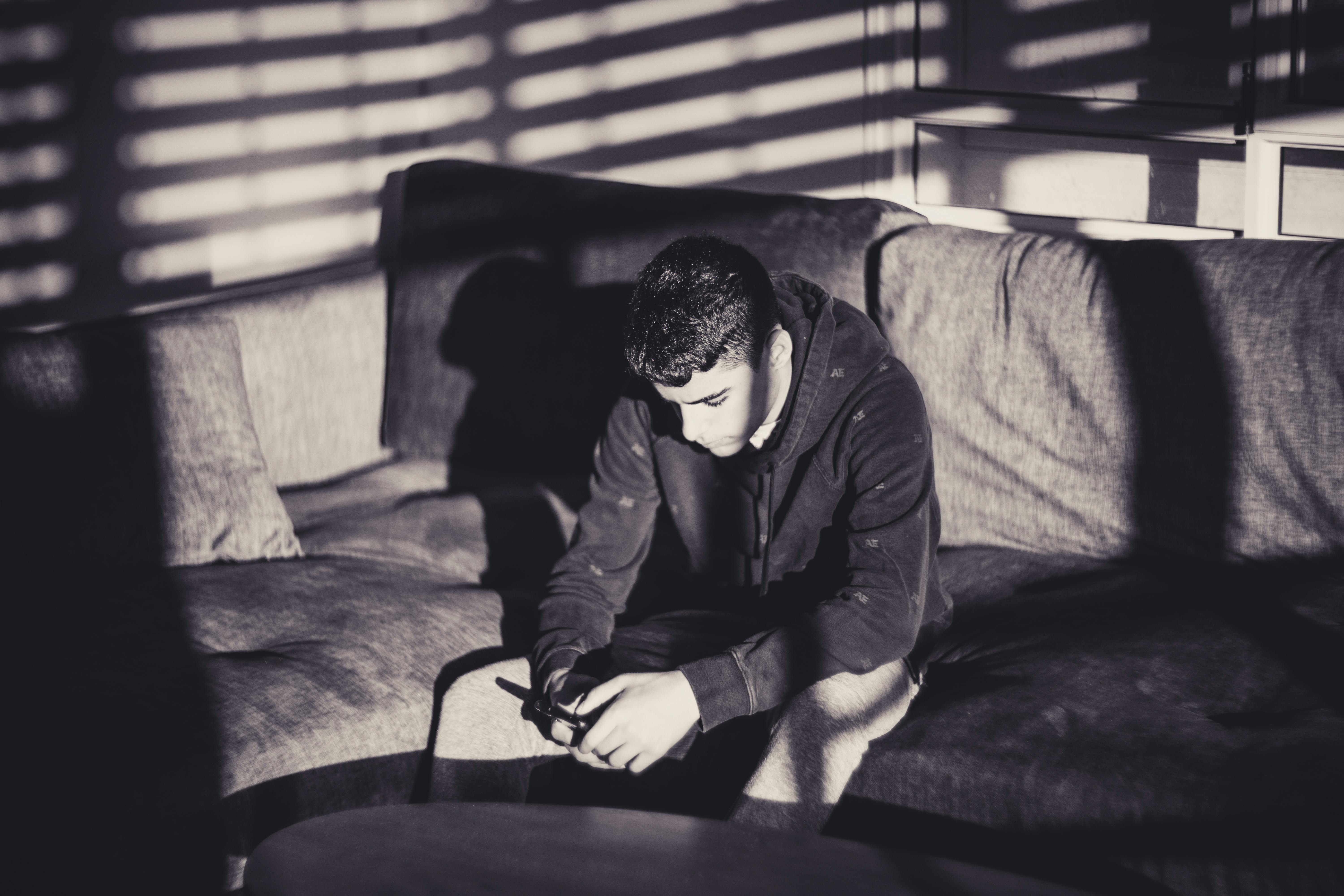 Un hombre triste mirando su teléfono | Fuente: Pexels