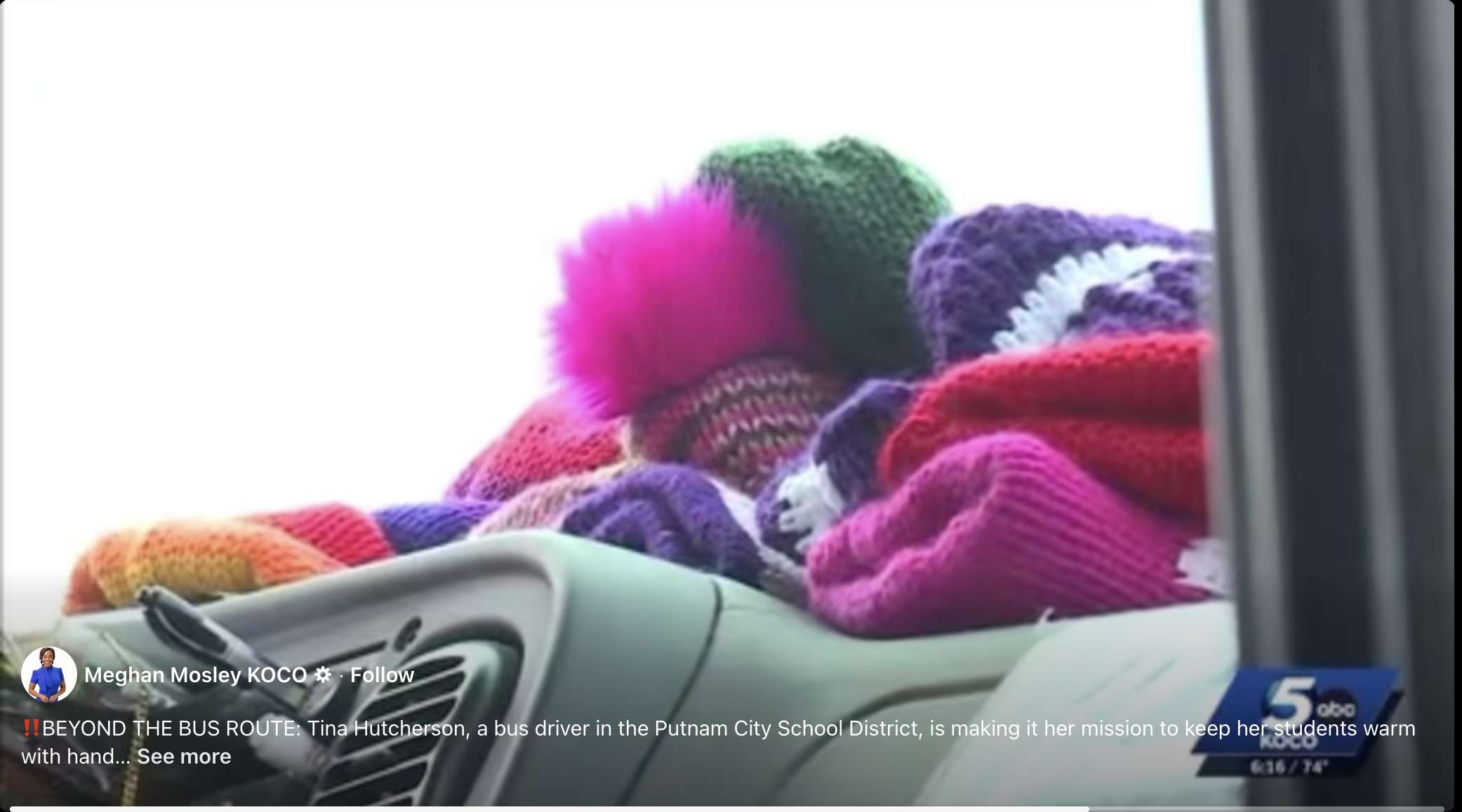 Un primer plano de los gorros tejidos por Tina Hutcherson, fechado el 19 de noviembre de 2025 | Fuente: Facebook/meghanmosleykoco