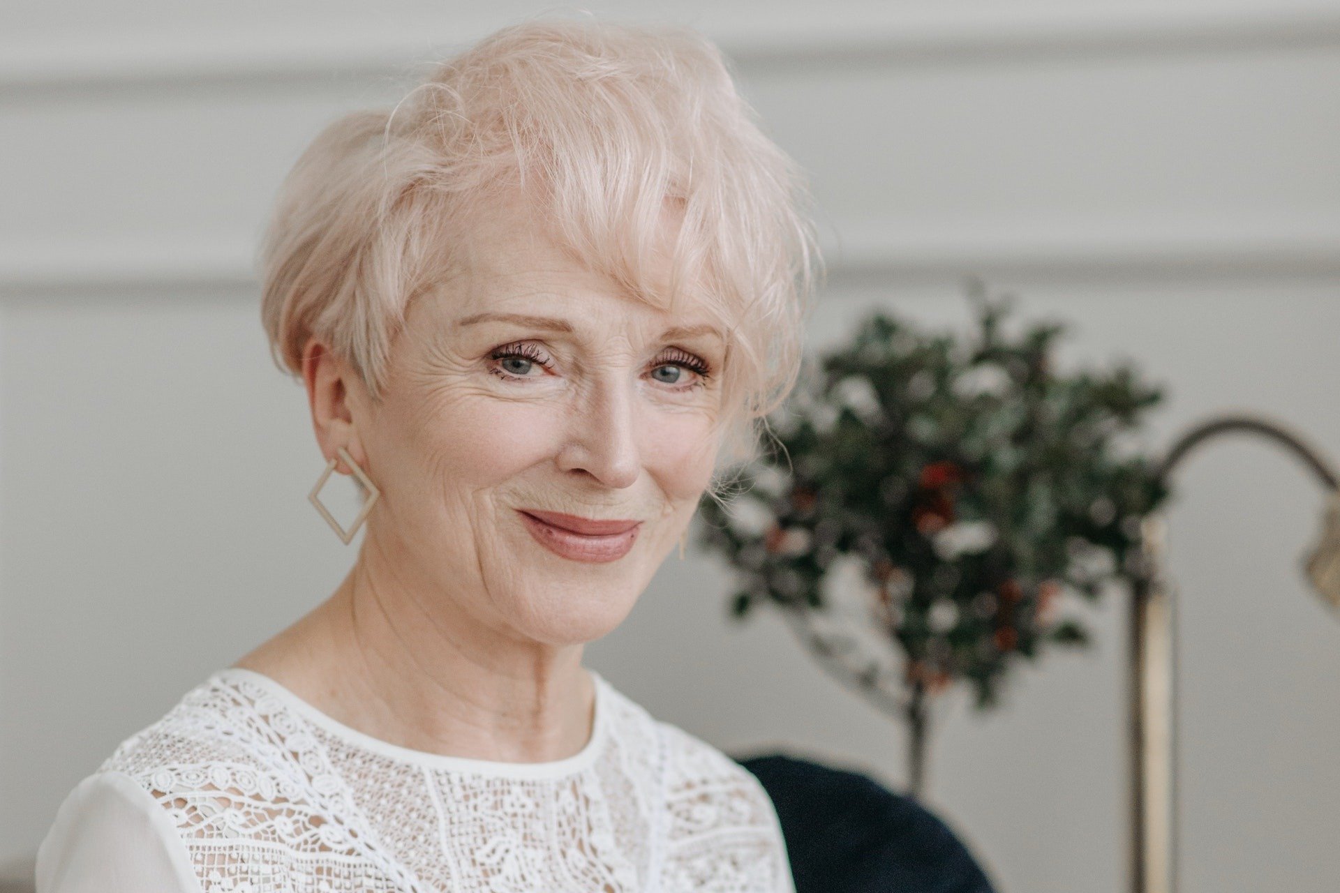 Una mujer mayor sonriendo. | Fuente: Pexels
