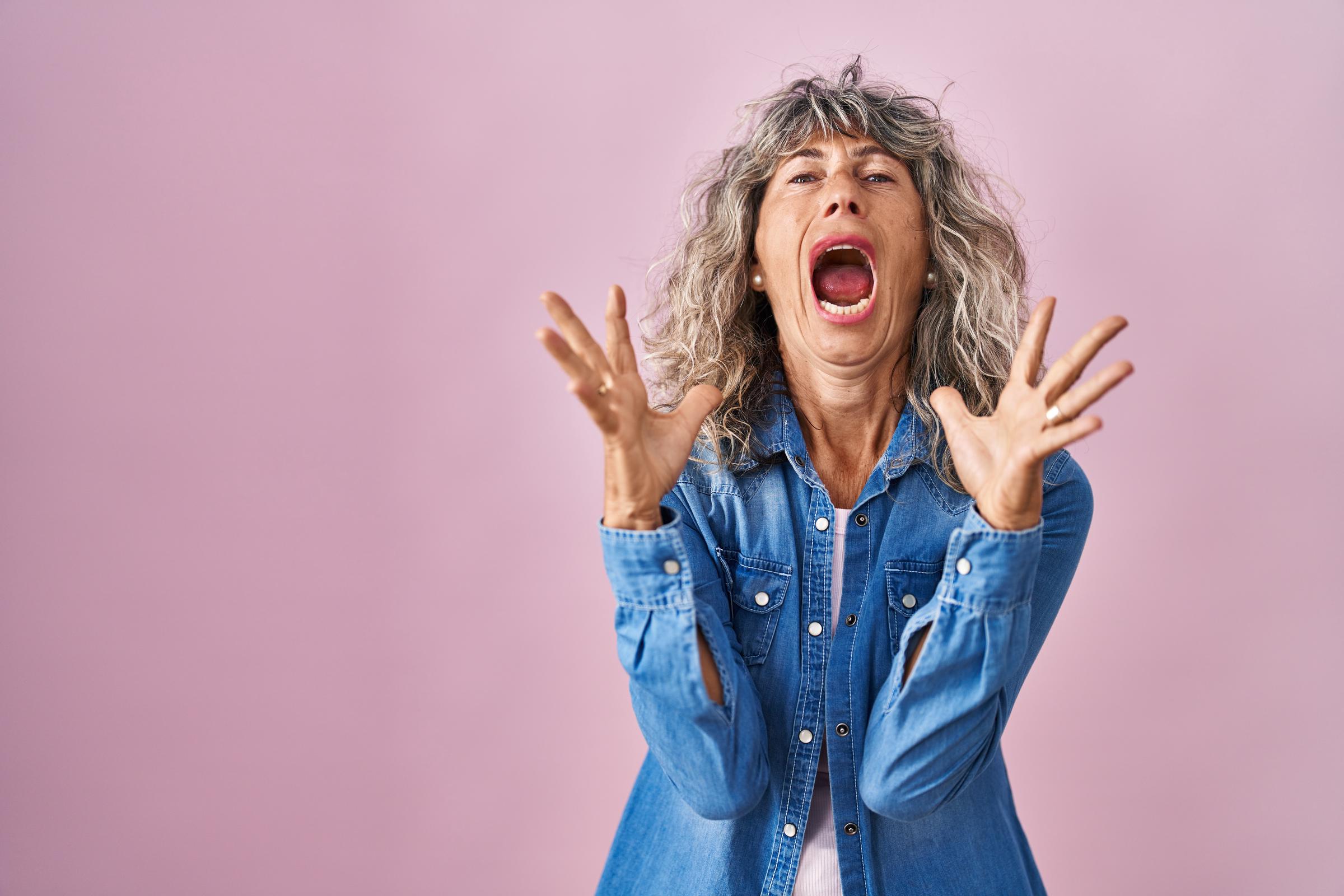 Una mujer enfadada gritando | Fuente: Freepik