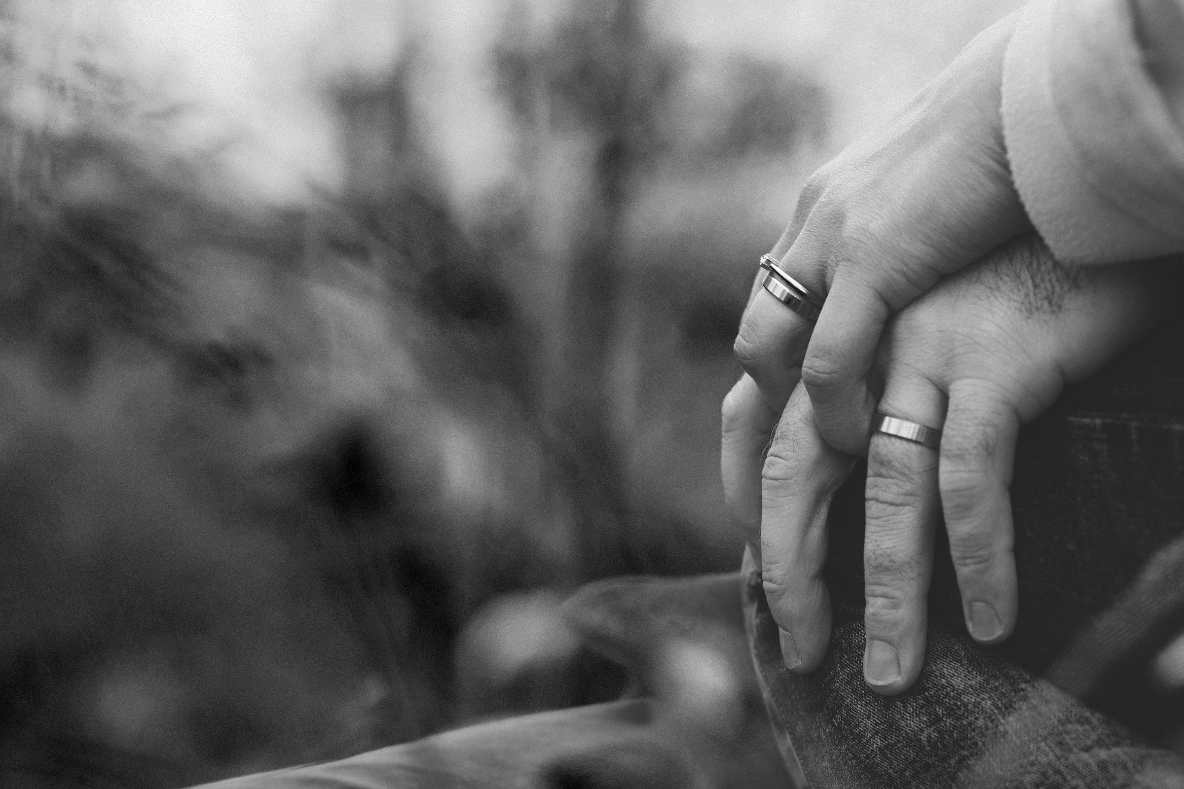 Un matrimonio cogido de la mano | Fuente: Unsplash