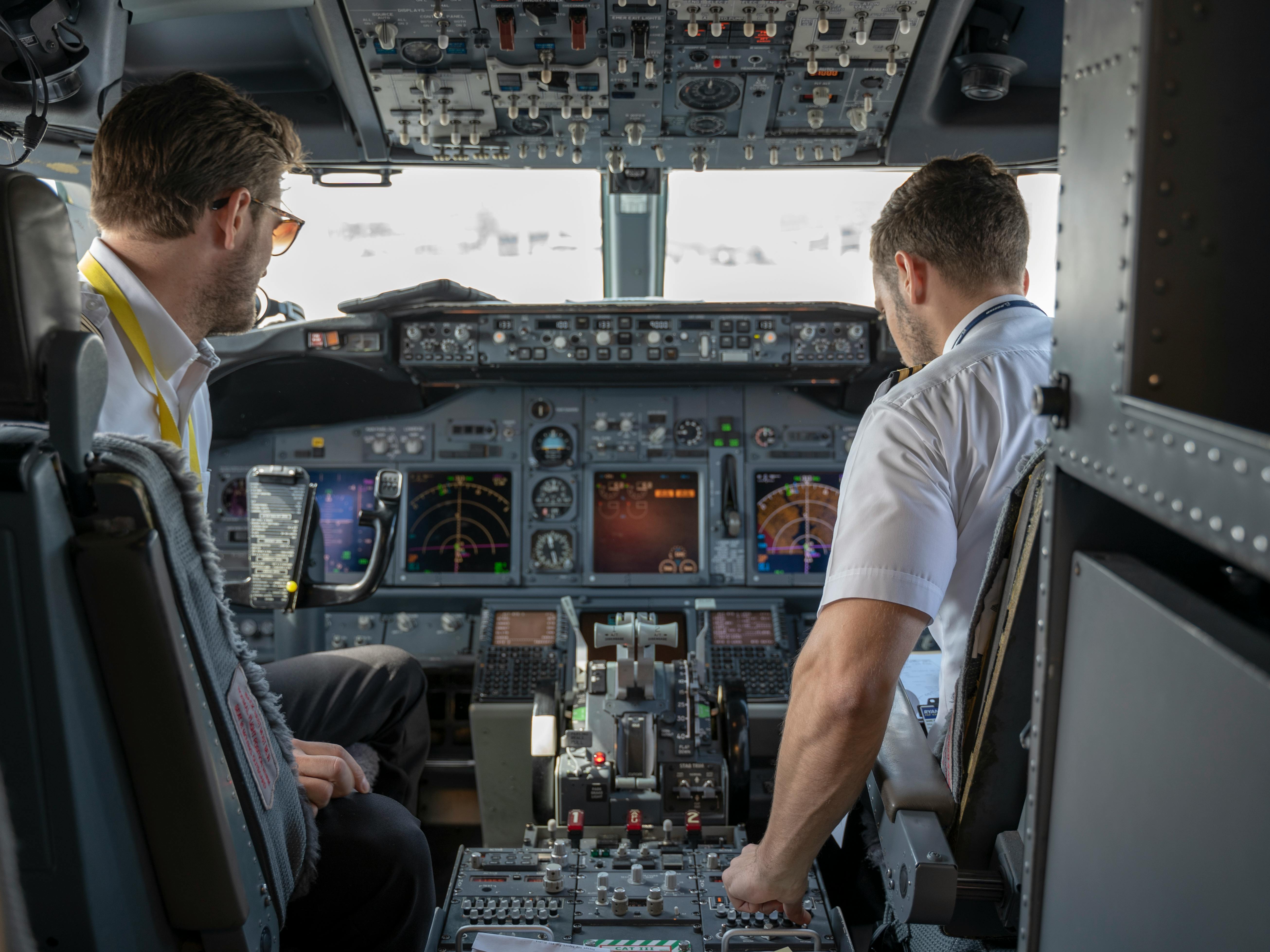 Dos pilotos dentro de la cabina | Fuente: Pexels