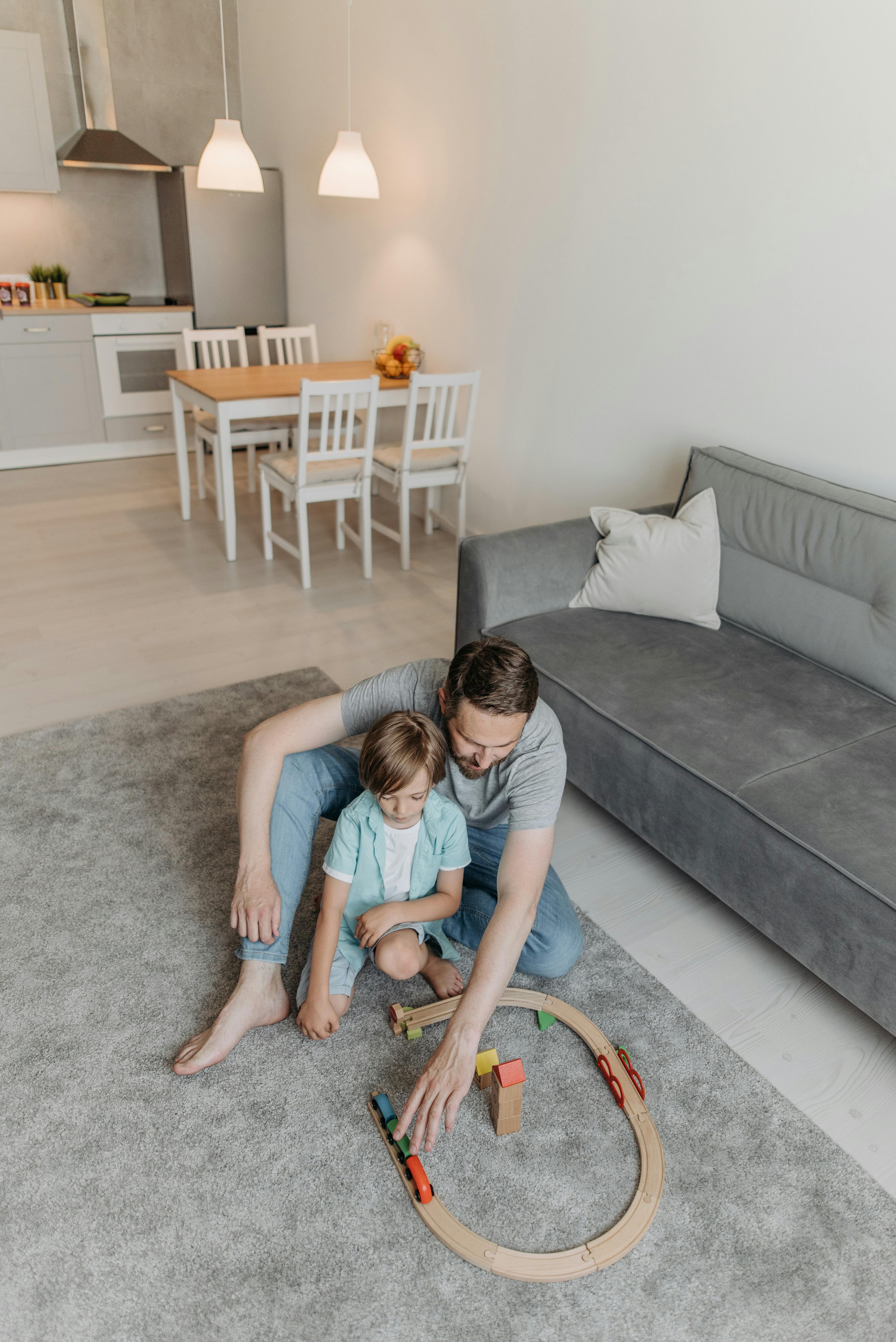 Un padre y su hijo jugando | Fuente: Pexels
