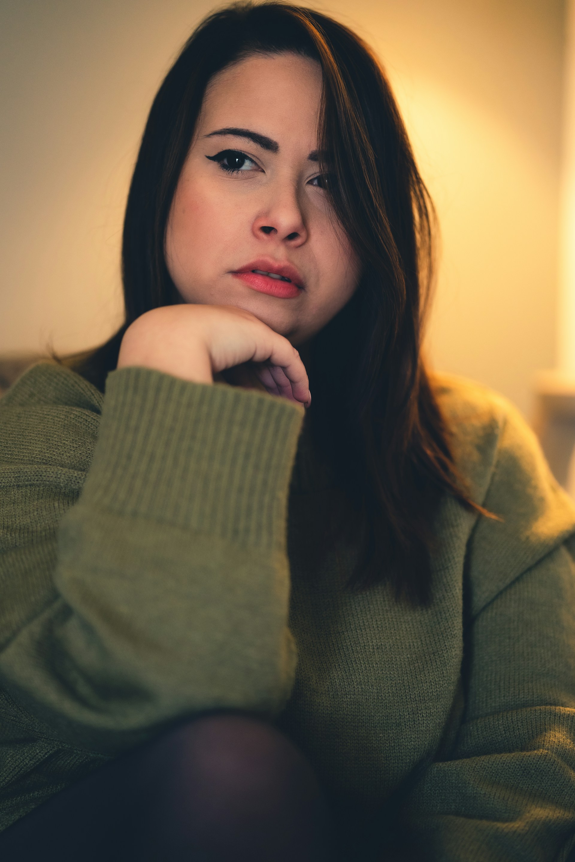 Una mujer apoya la barbilla en una mano | Fuente: Unsplash