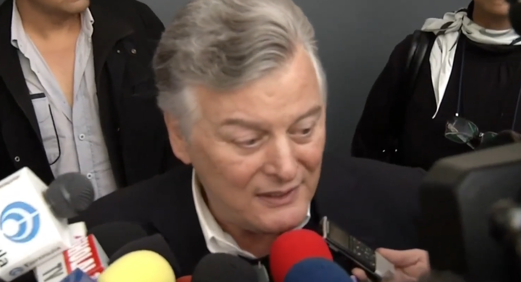 Antonio D’Agostino, viudo de Karla Álvarez, rodeado de reporteros tras la muerte de la actriz | Fuente: YouTube/Univision Noticias