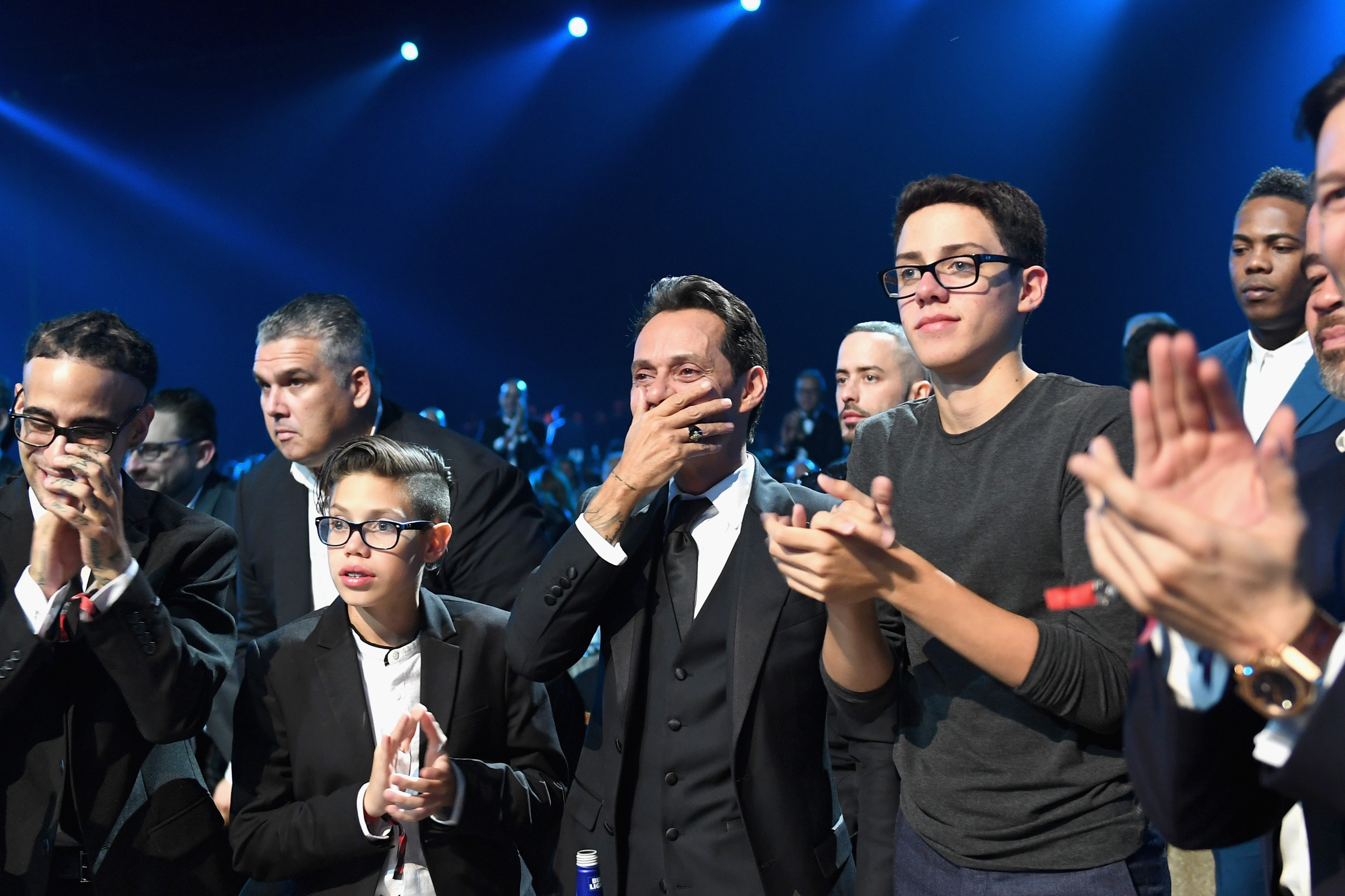 Marc Anthony y sus hijos durante la ceremonia de homenaje a la Persona del Año 2016 en el MGM Grand Garden Arena el 16 de noviembre de 2016 en Las Vegas, Nevada. | Fuente: Getty Images
