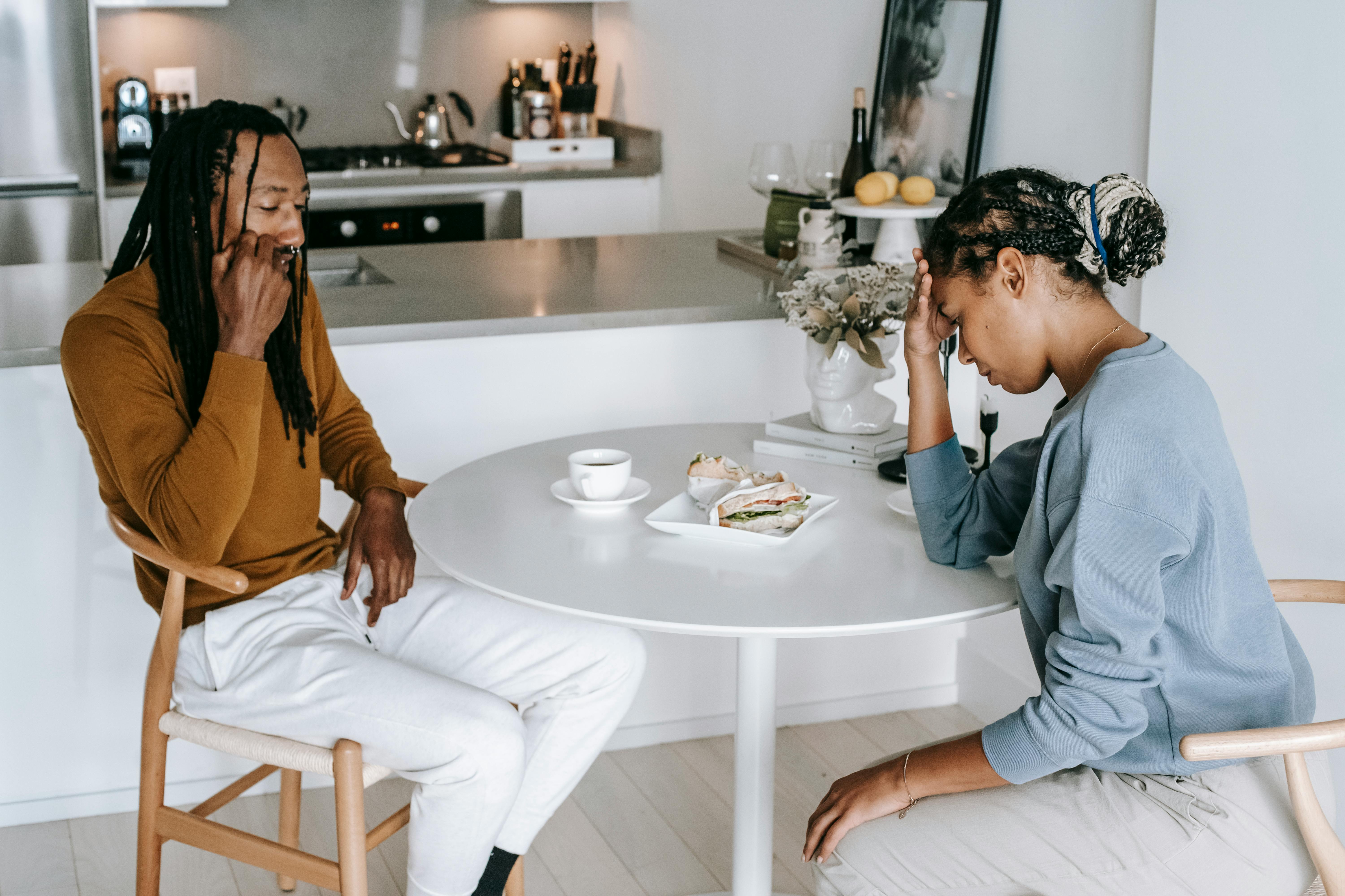 Una pareja manteniendo una conversación tensa | Fuente: Pexels