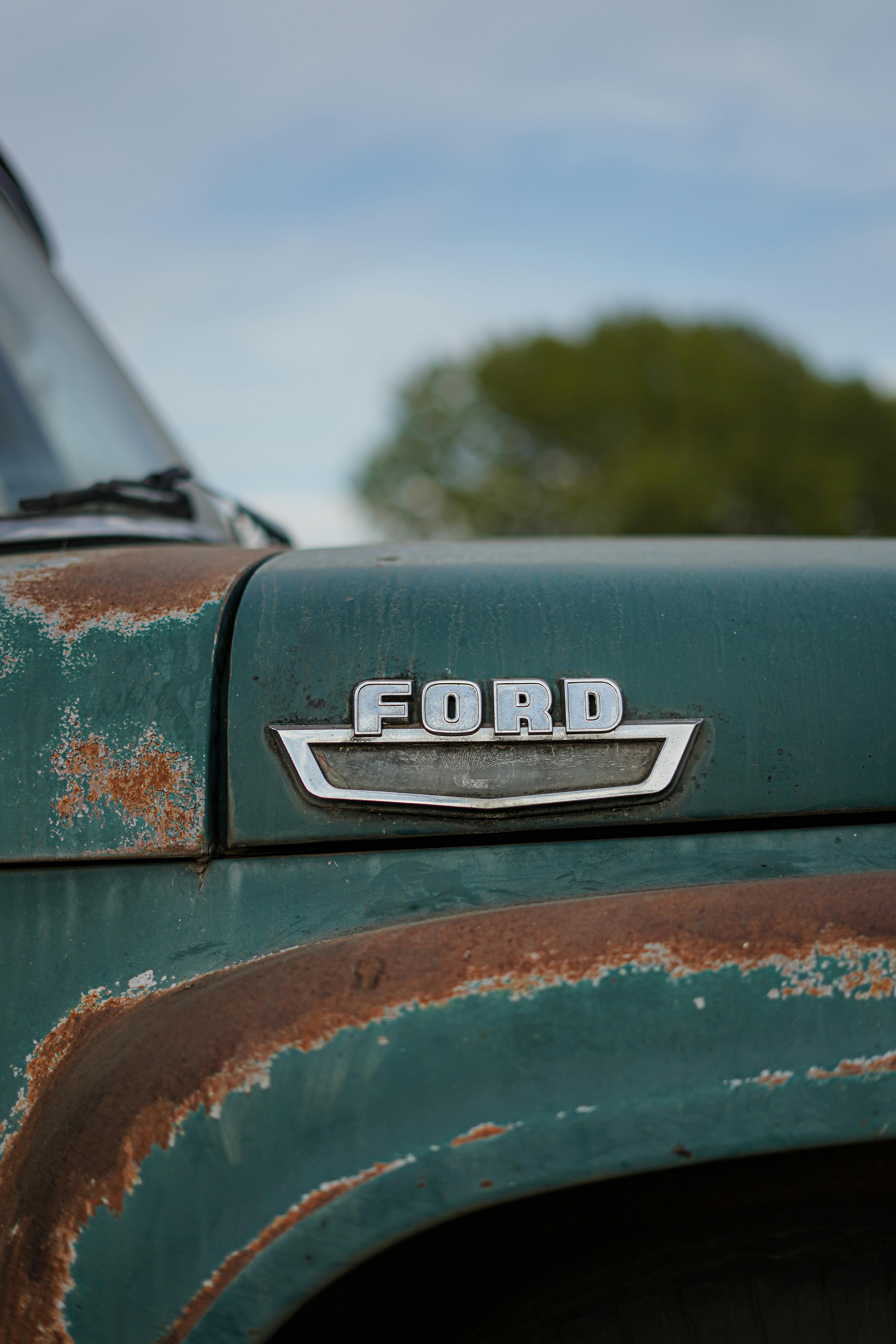 Un vistazo a un automóvil antiguo | Fuente: Pexels