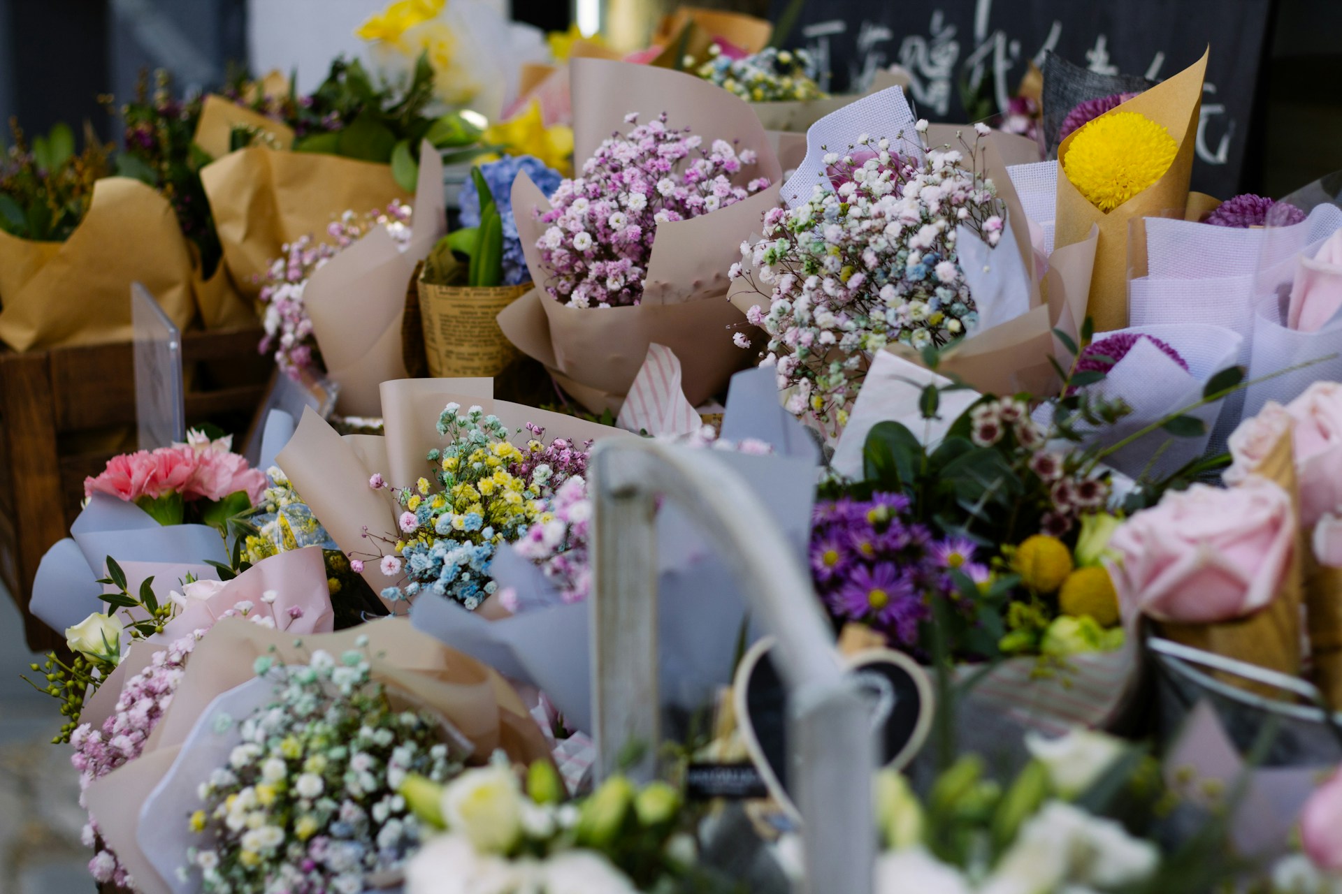 Un surtido de coloridos ramos de flores | Fuente: Unsplash