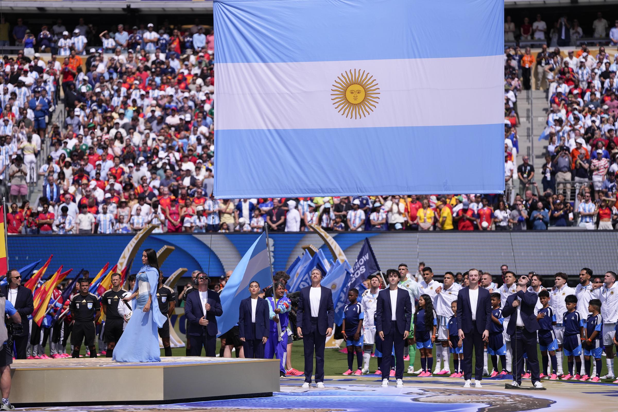 María Becerra canta el himno nacional argentino durante la final de la Copa Mundial de la FIFA 2026 entre España y Argentina en el New York New Jersey Stadium el 19 de julio de 2026 en East Rutherford, Nueva Jersey. | Fuente: Getty Images