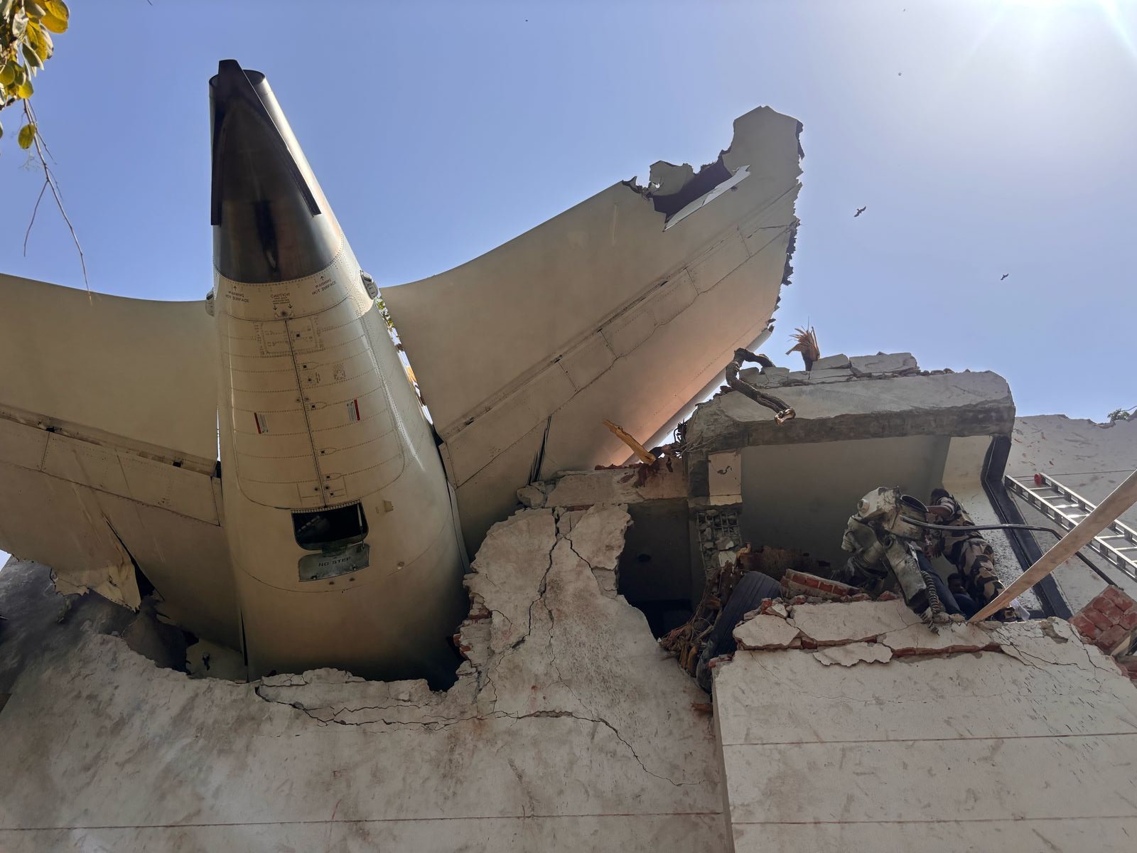 Parte del avión siniestrado, de un post del 12 de junio de 2025 | Fuente: Facebook/official.CISFHQrs