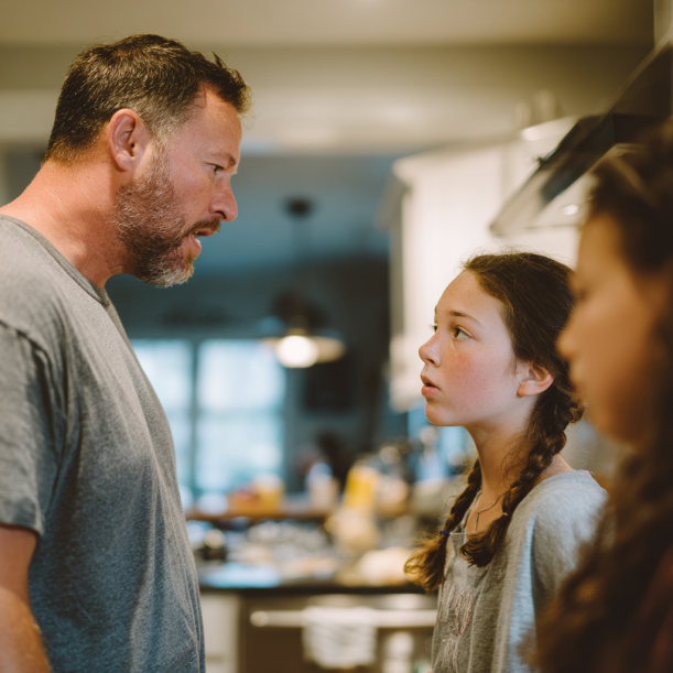 Padre e hija discutiendo mientras la madre mira | Fuente: Midjourney