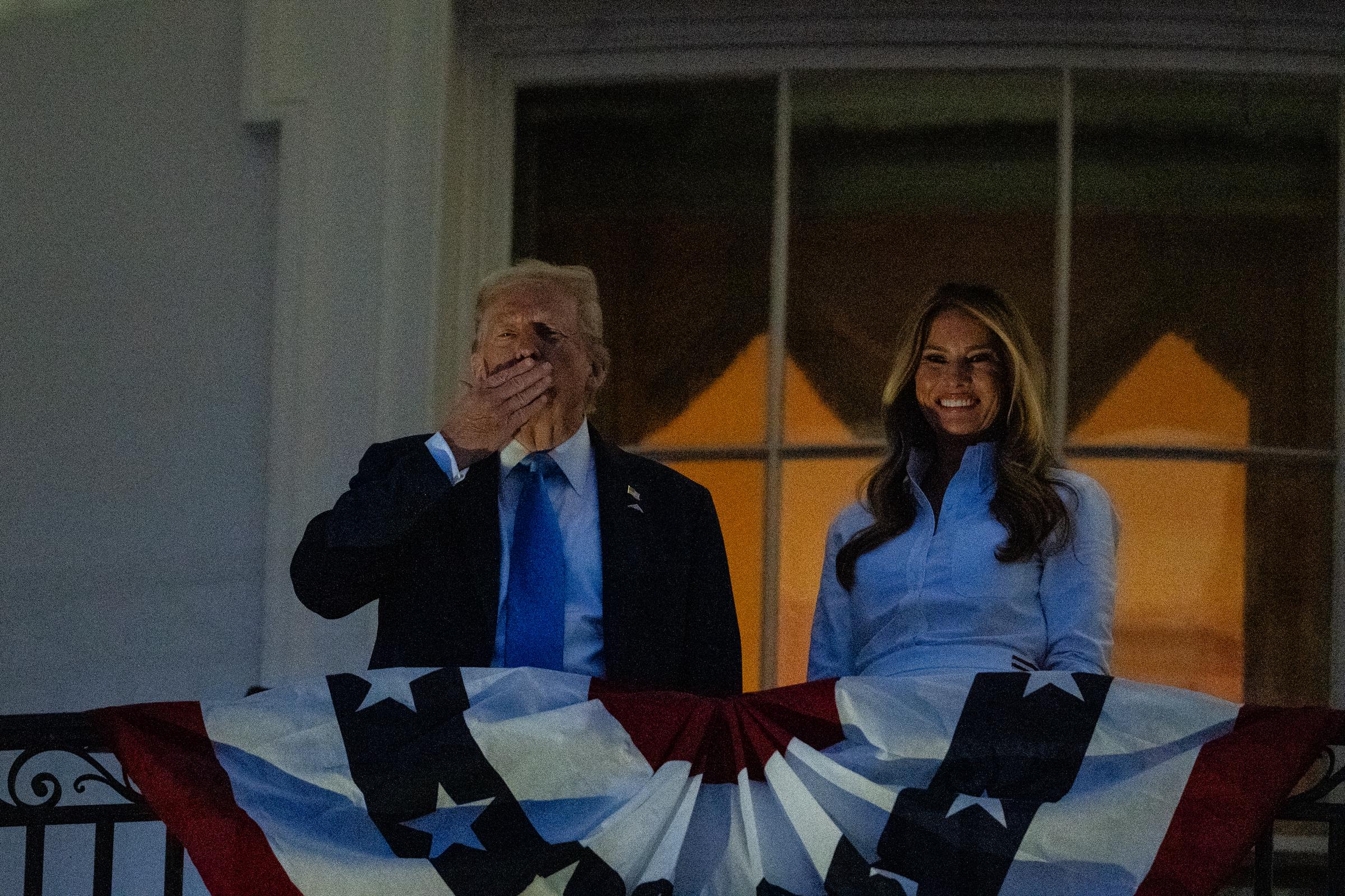 Donald Trump lanza un beso a la multitud mientras él y la primera dama Melania Trump observan los fuegos artificiales durante la celebración del 4 de julio en la Casa Blanca el 4 de julio de 2025 en Washington, D.C. | Fuente: Getty Images