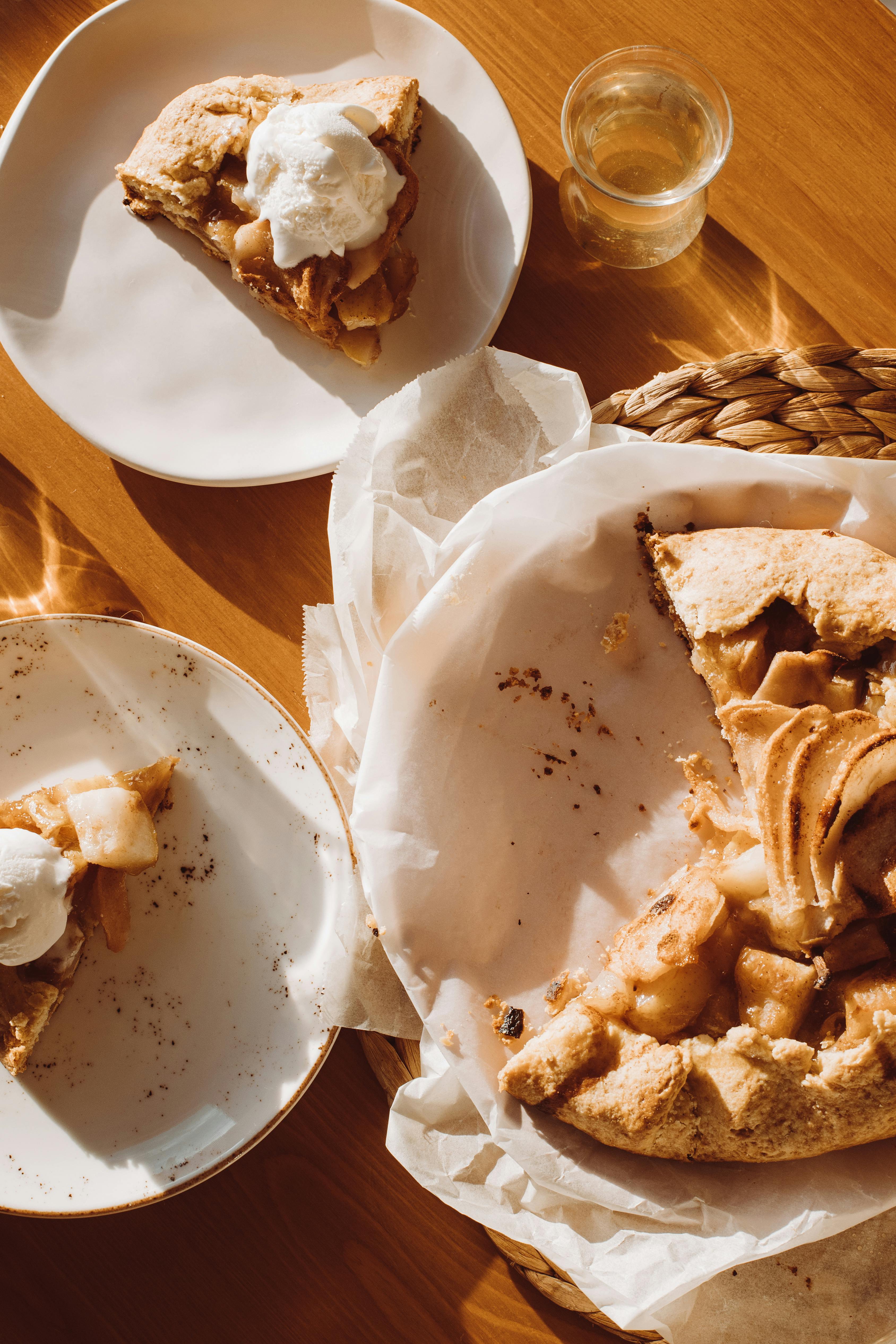 Deliciosa tarta de manzana sobre una mesa | Fuente: Pexels