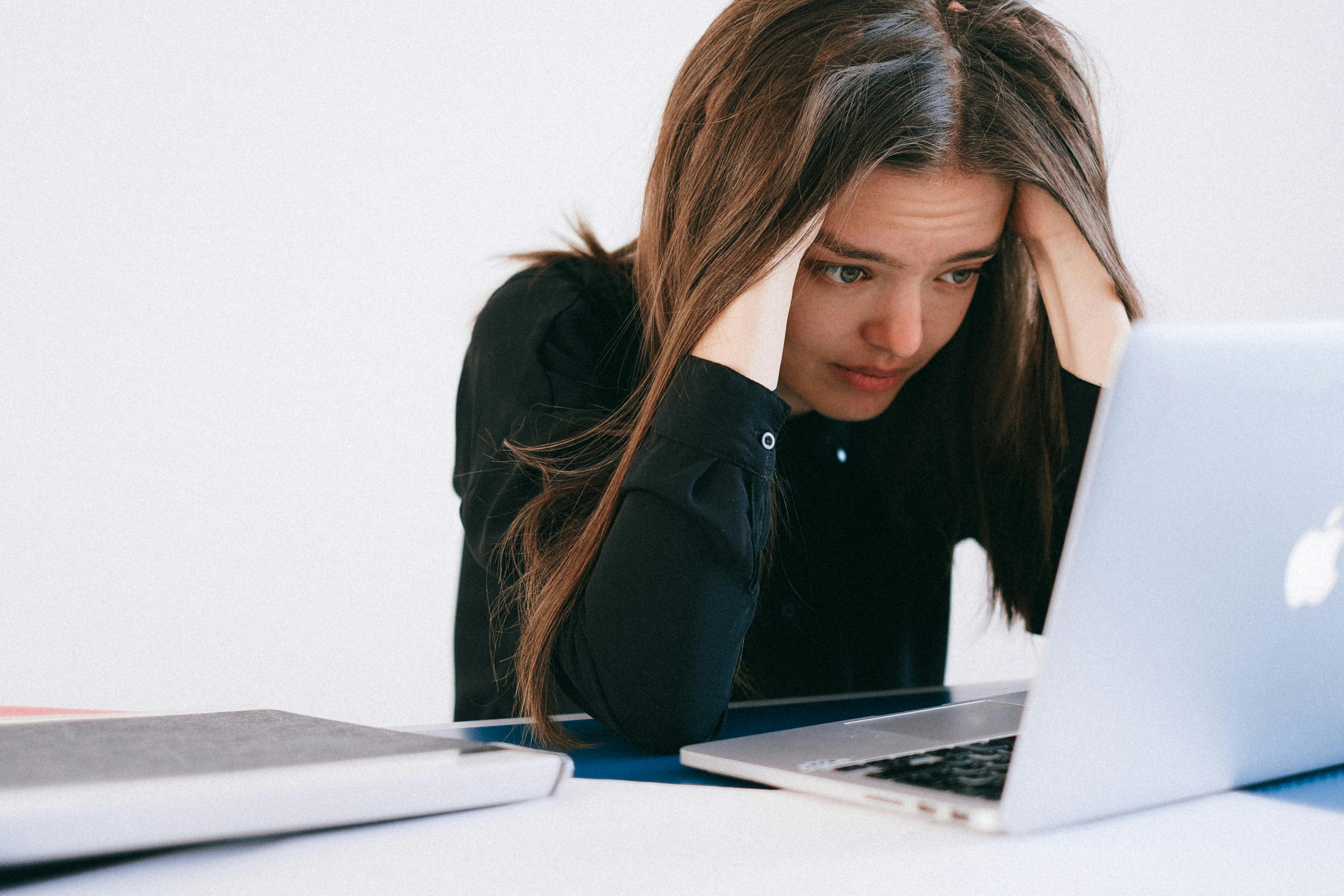 Mujer estresada mirando su portátil | Fuente: Pexels