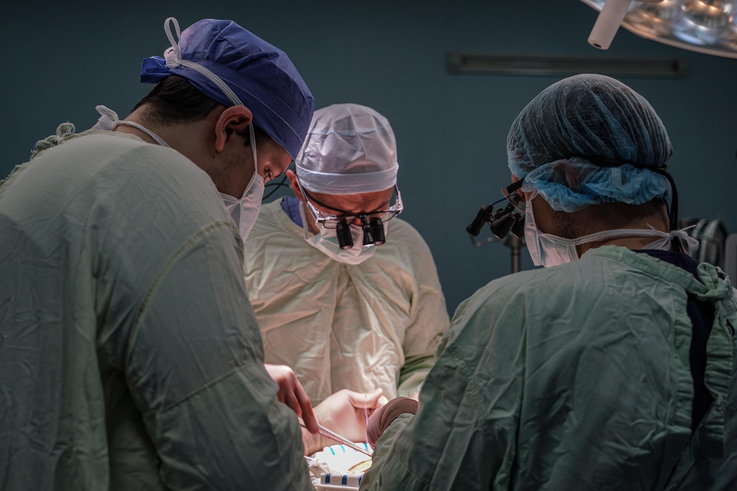 Un equipo de cirujanos realiza una operación. | Fuente: Getty Images