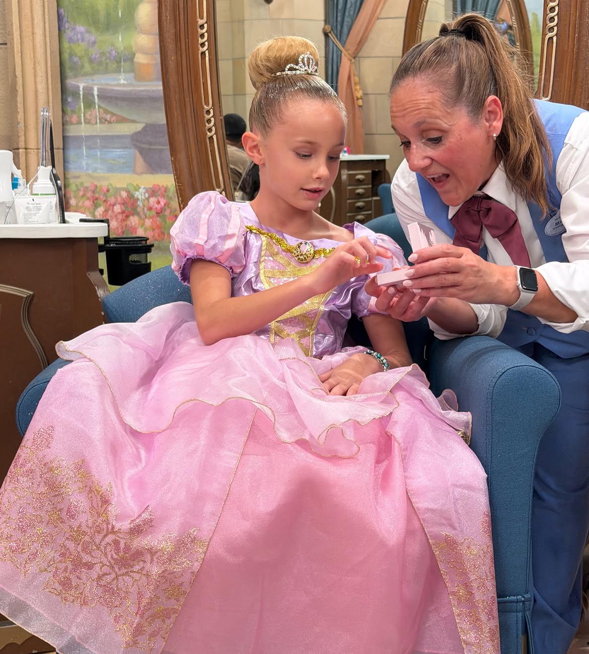 Matilda Salazar después de ser peinada y arreglada para convertirse en princesa por un día en Magic Kingdom | Fuente: Instagram/lovingmatilda