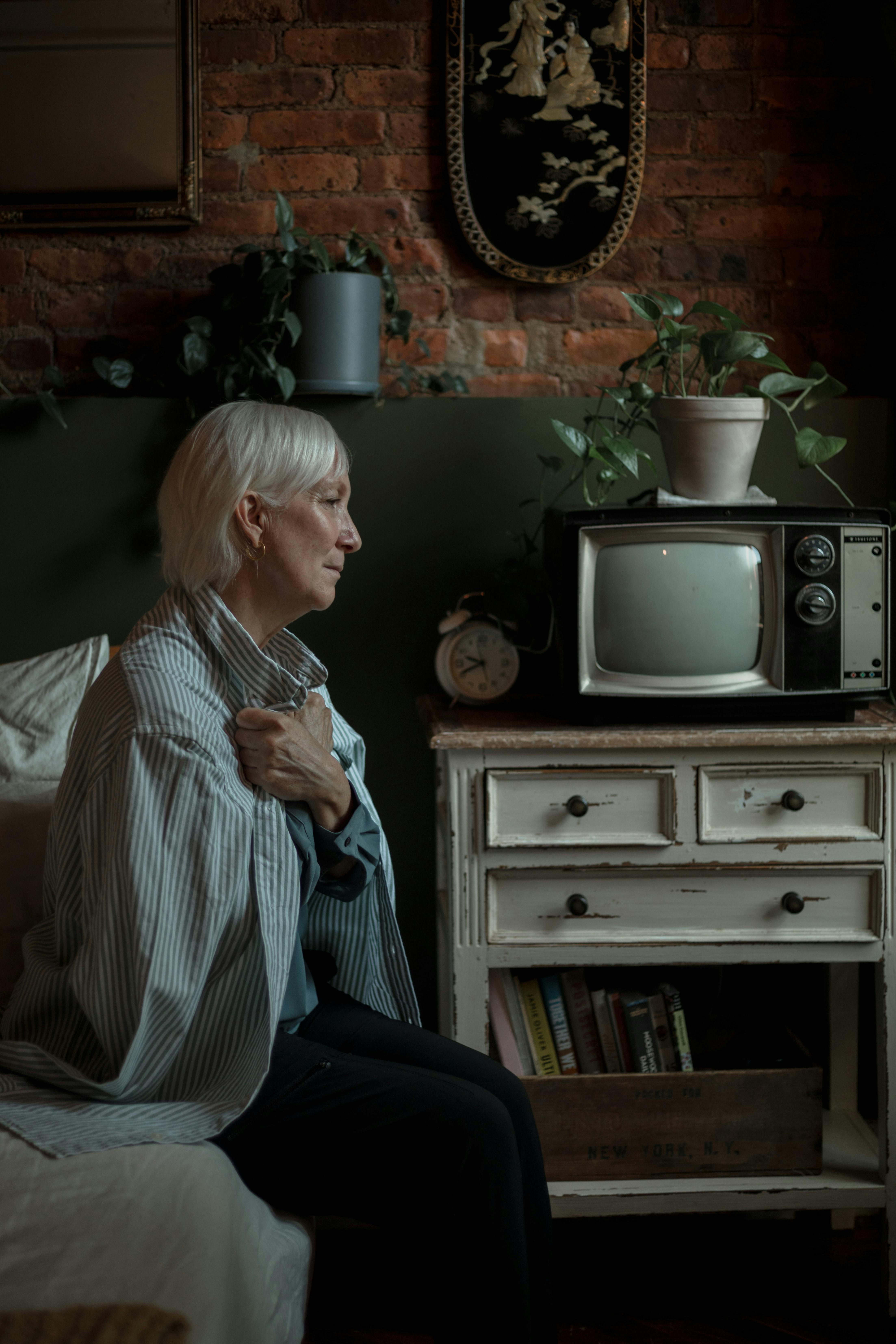 Una mujer triste sentada en una cama | Fuente: Pexels