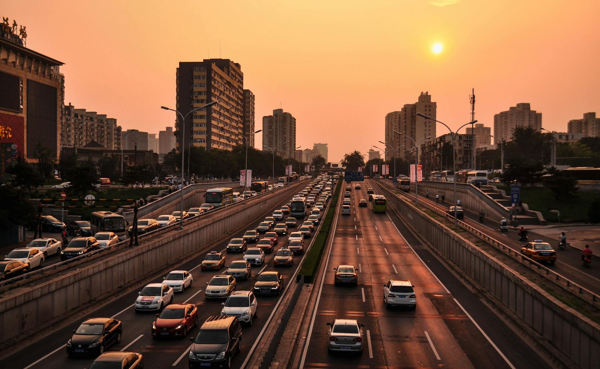 Automóviles en una carretera | Fuente: Pexels
