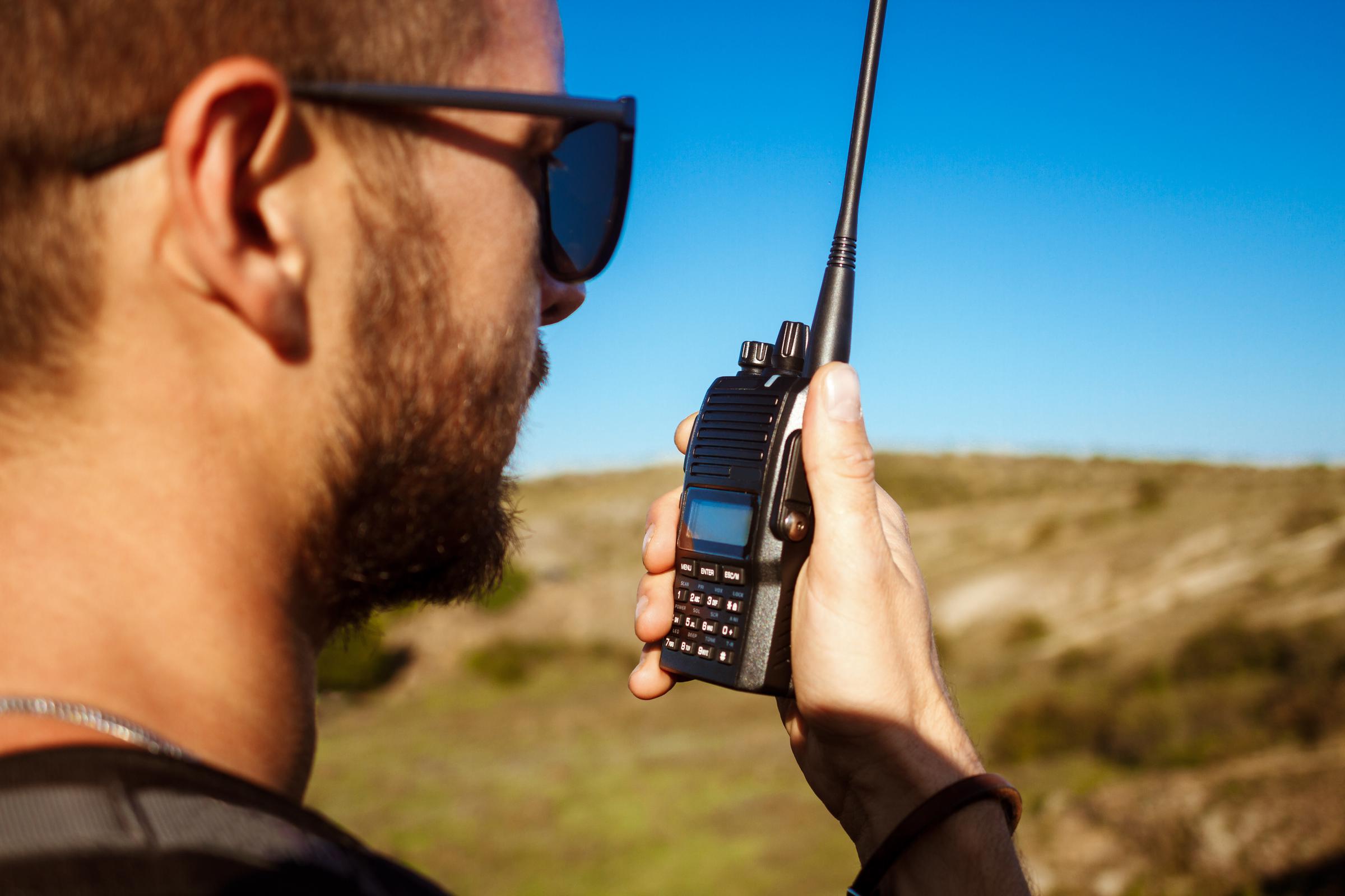 Un hombre con una radio portátil | Fuente: Freepik