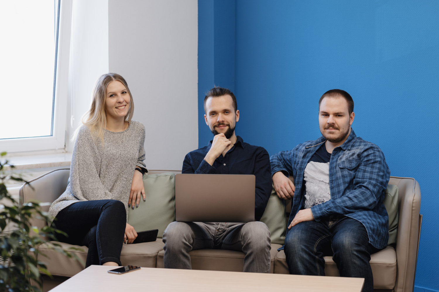 Tres personas sentadas en una oficina | Fuente: Freepik