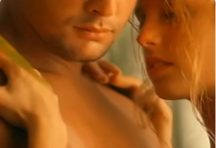 Mariana Fabbiani y Luis Miguel en el video de la canción "Suave" | Fuente: YouTube/WarnerMusicMexico