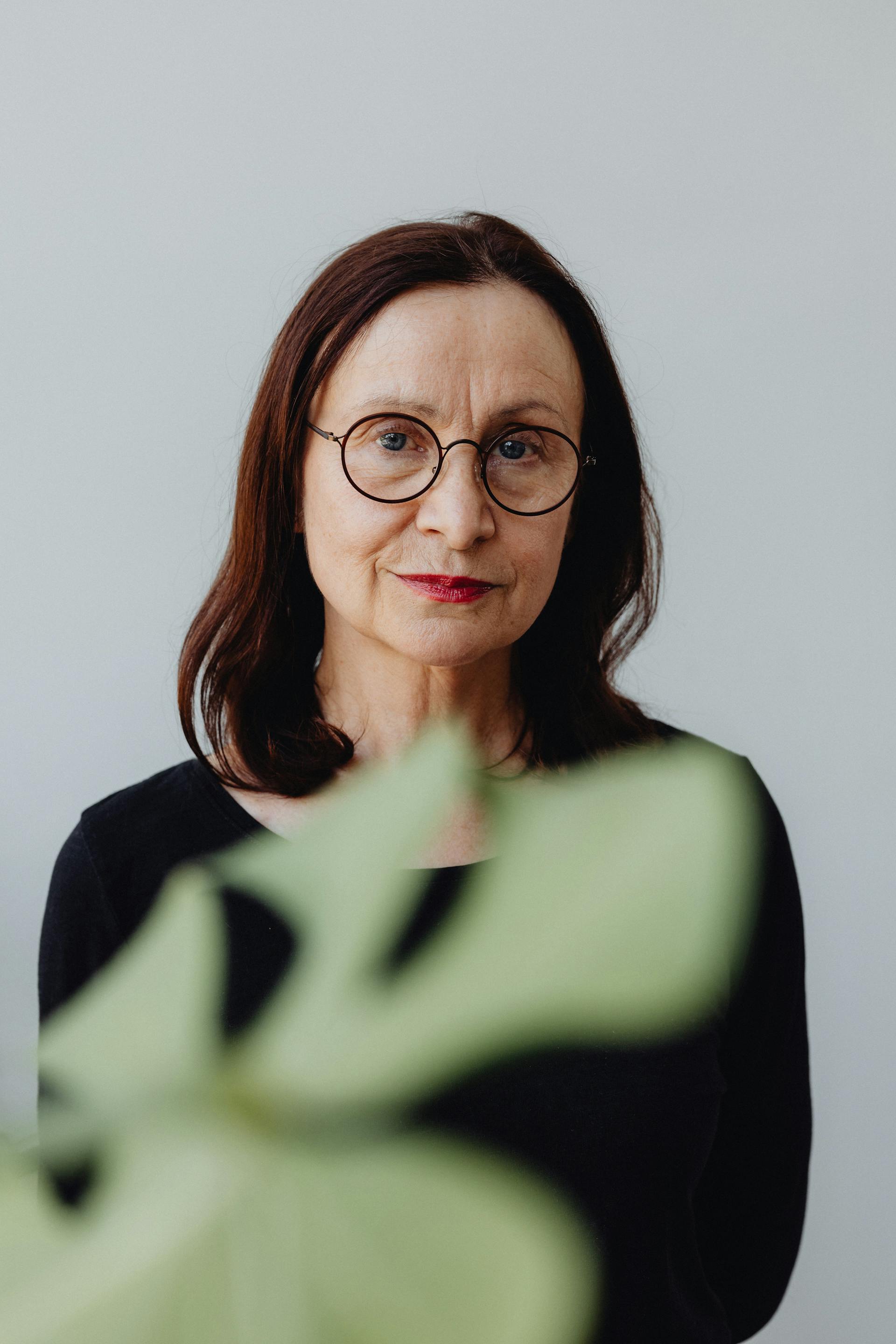 Una mujer mayor con gafas | Fuente: Pexels