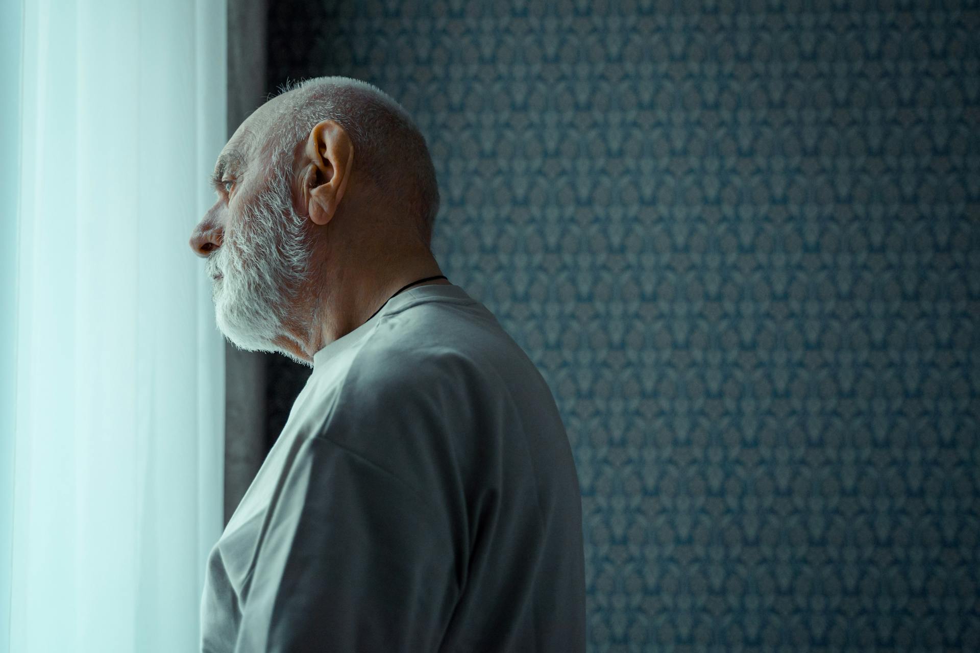 Un anciano mirando por la ventana | Fuente: Pexels