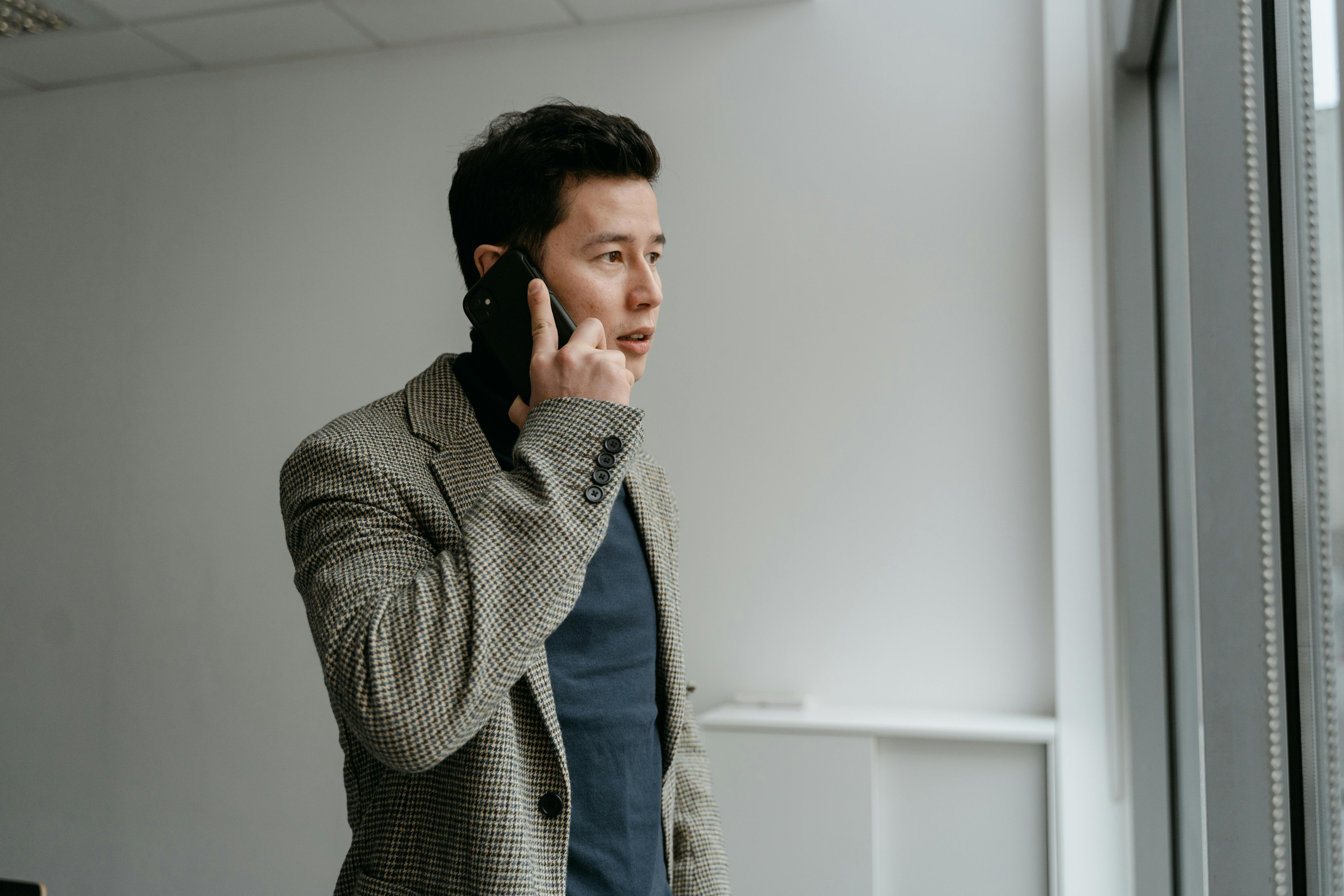 Un hombre hablando por teléfono | Fuente: Pexels