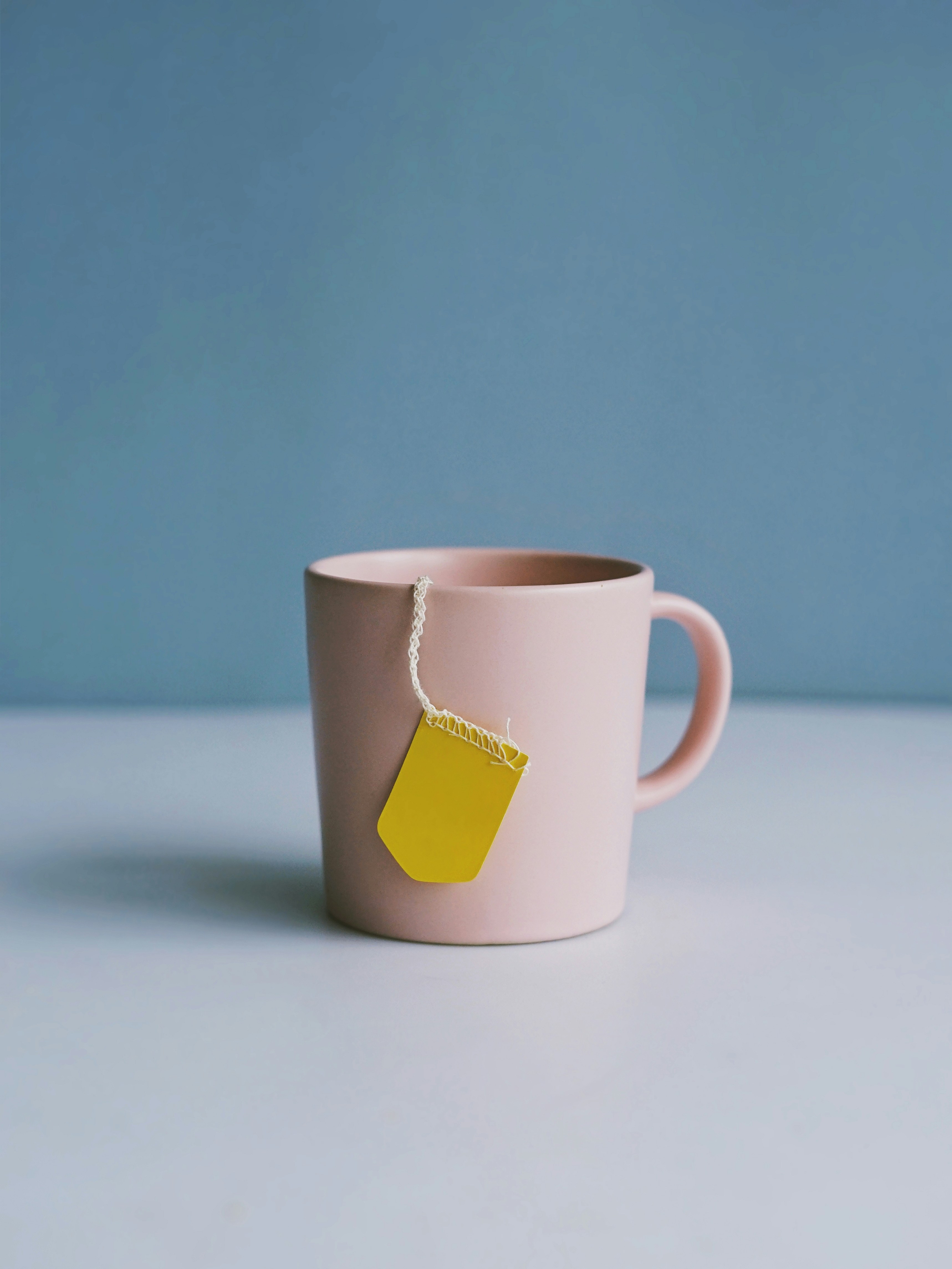 Una taza de té sobre una mesa | Fuente: Unsplash