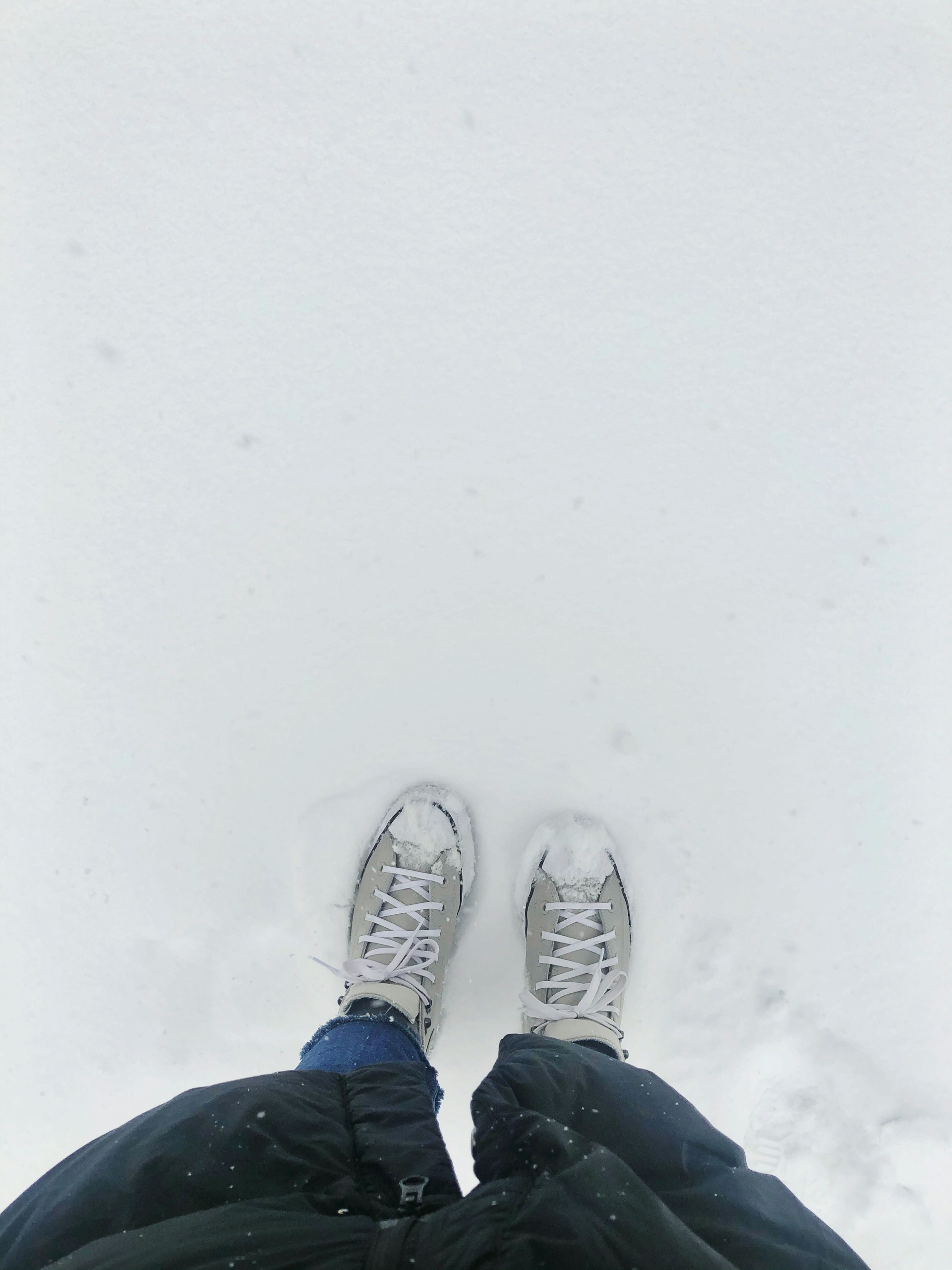 Una persona de pie sobre la nieve | Fuente: Unsplash