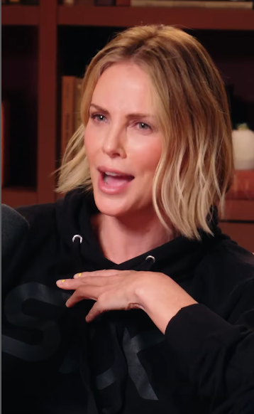 Charlize Theron en el adelanto del episodio del pódcast "Call Her Daddy", fechado el 1 de julio de 2025 | Fuente: Instagram/callherdaddy