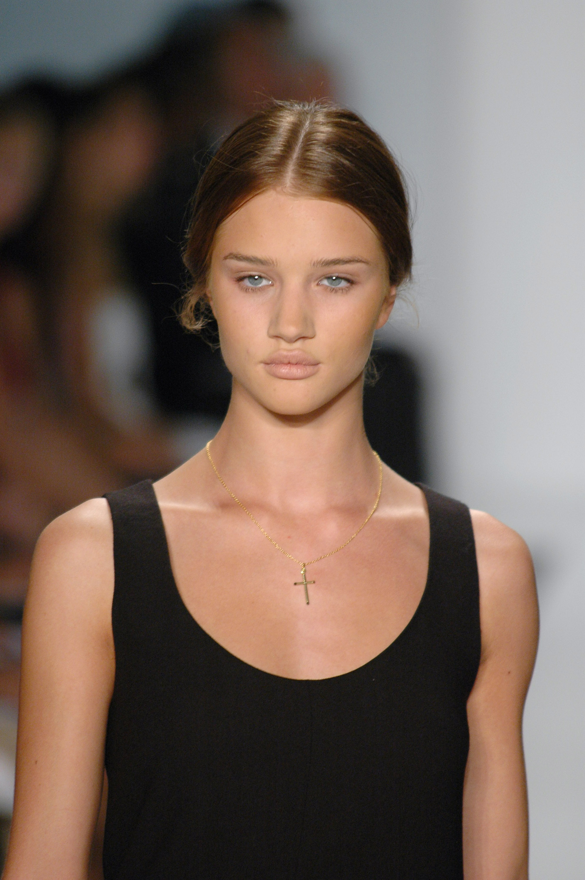 Rosie Huntington-Whiteley luce un estilo chic sin esfuerzo con un vestido negro minimalista y un delicado collar cruzado. | Fuente: Getty Images