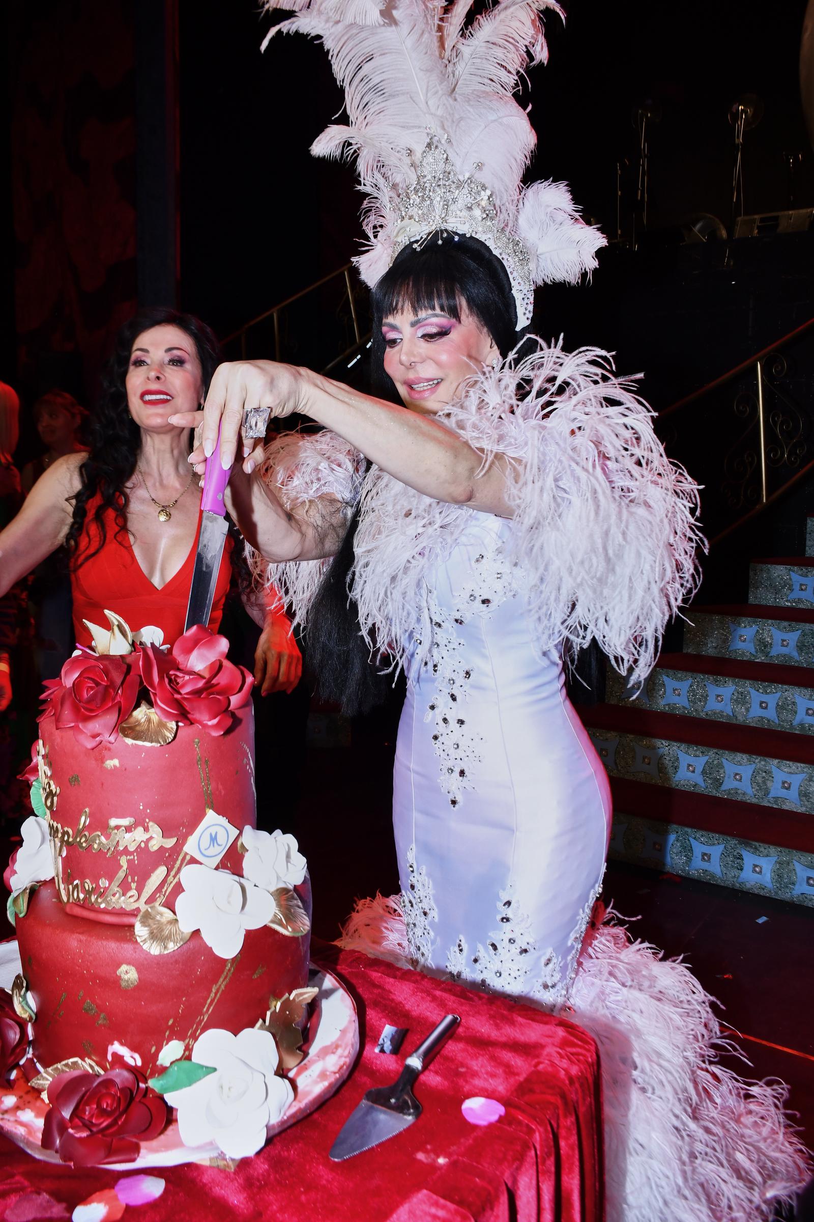 Maribel Guardia corta su pastel durante la celebración de su cumpleaños en el Teatro San Rafael el 29 de mayo de 2026 en la Ciudad de México, México. | Fuente: Getty Images